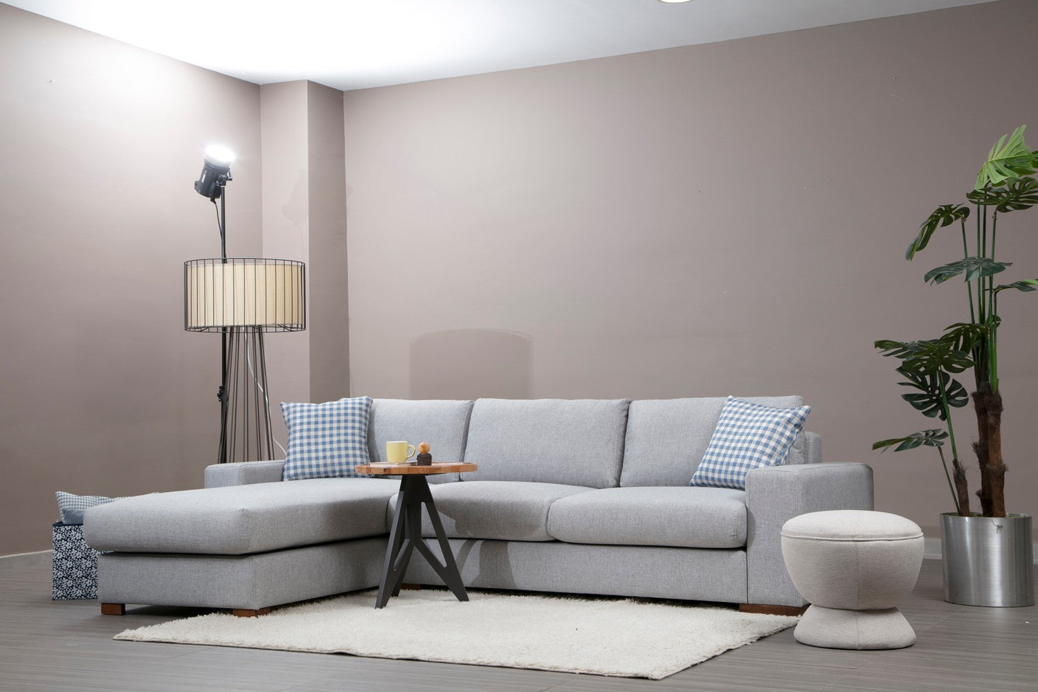 Sofá de canto elegante com estrutura de madeira de faia, tecido de poliéster cinza claro, 290 x 194 cm | Inclui 2 almofadas portáteis, pernas de nogueira, design escandinavo