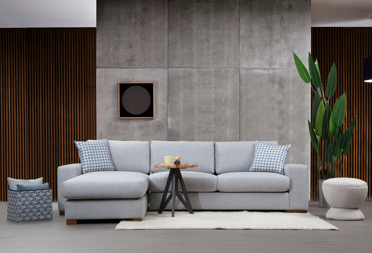 Sofá de canto elegante com estrutura de madeira de faia, tecido de poliéster cinza claro, 290 x 194 cm | Inclui 2 almofadas portáteis, pernas de nogueira, design escandinavo