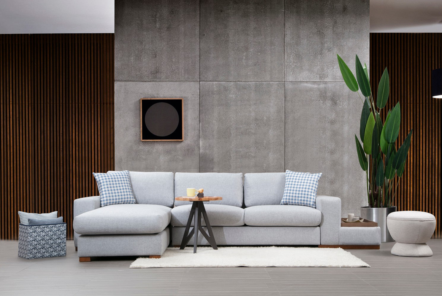 Sofá de canto elegante com pernas de nogueira, tecido cinza claro, 332 x 194 cm | 100% poliéster, almofadas portáteis, perfeito para decoração escandinava e hoteleira