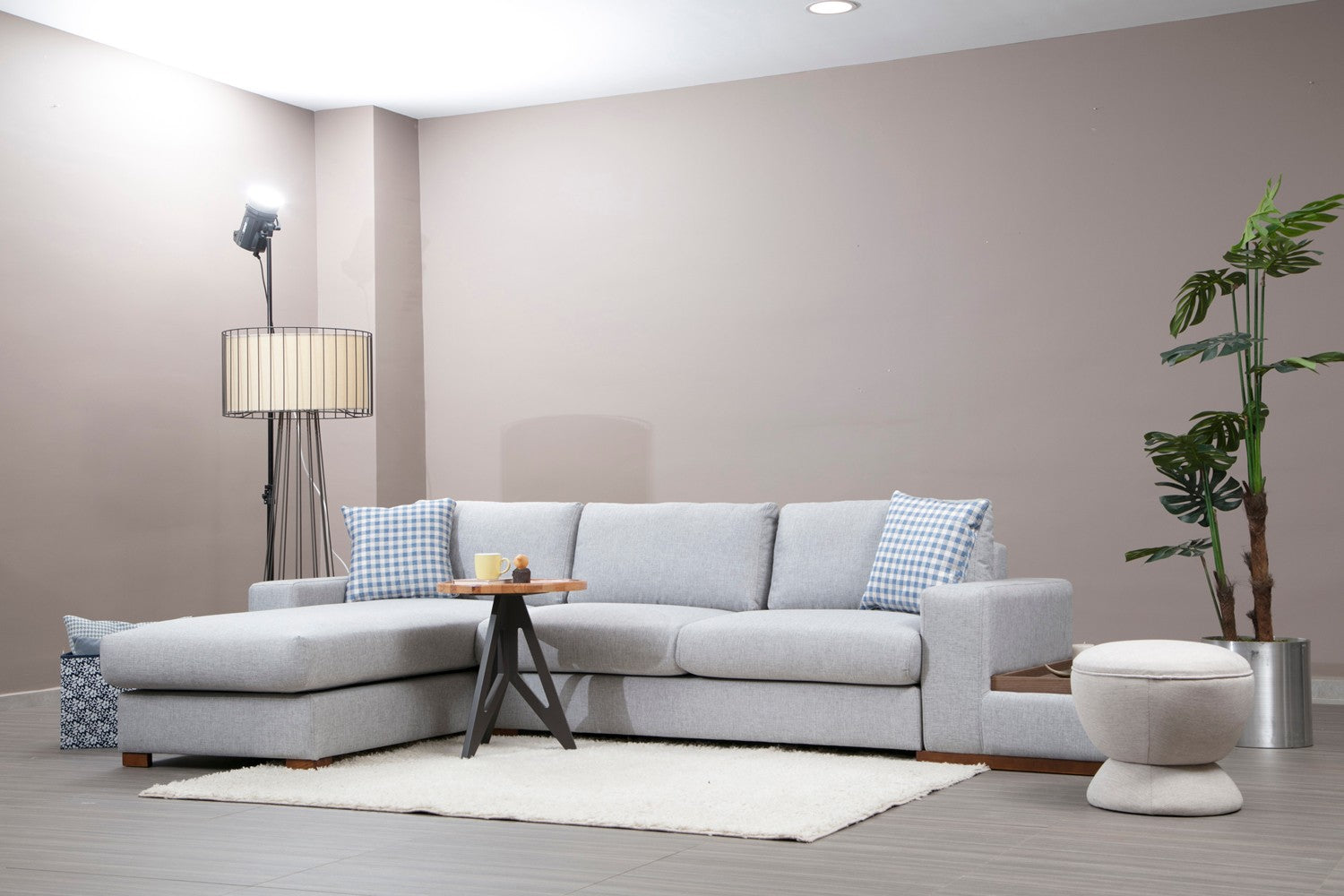 Sofá de canto elegante com pernas de nogueira, tecido cinza claro, 332 x 194 cm | 100% poliéster, almofadas portáteis, perfeito para decoração escandinava e hoteleira