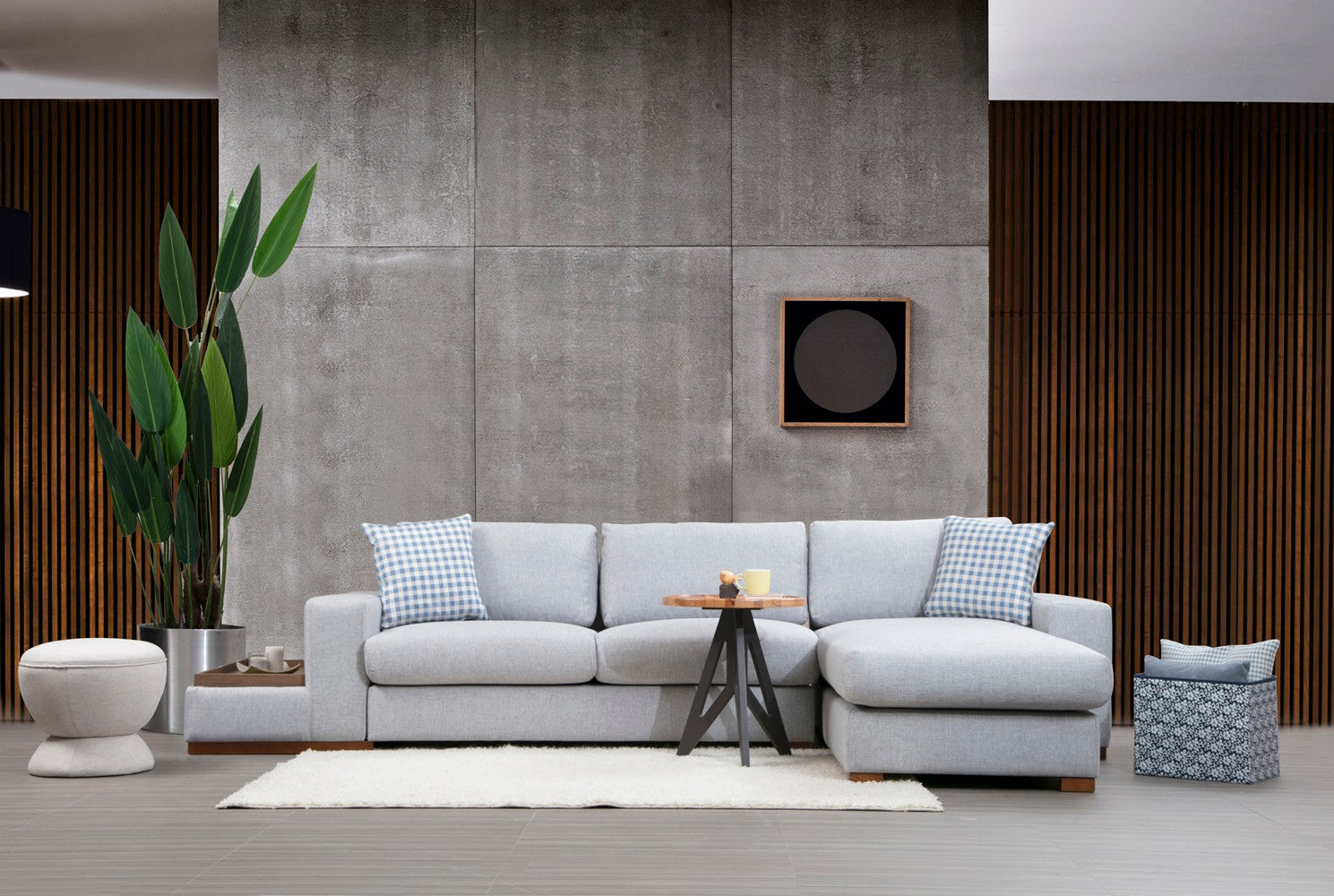 Sofá de canto elegante com estrutura de madeira de faia, tecido de poliéster cinza claro, 332 x 194 cm | Inclui 2 almofadas portáteis e pernas de nogueira | Perfeito para casas escandinavas