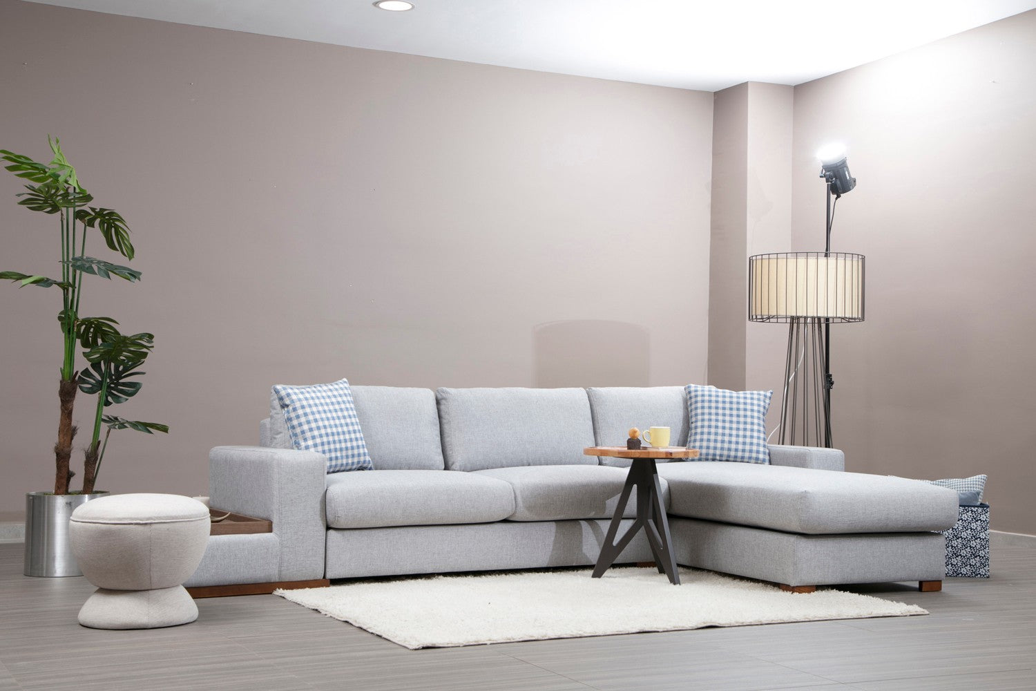 Sofá de canto elegante com estrutura de madeira de faia, tecido de poliéster cinza claro, 332 x 194 cm | Inclui 2 almofadas portáteis e pernas de nogueira | Perfeito para casas escandinavas
