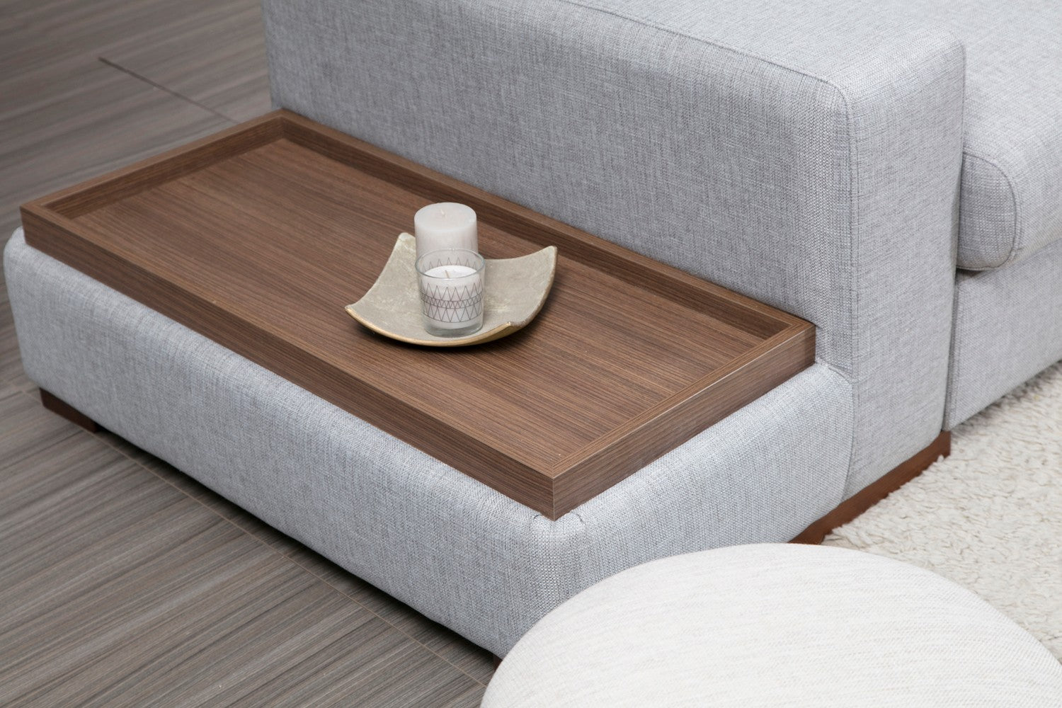 Sofá de canto elegante com estrutura de madeira de faia, tecido de poliéster cinza claro, 332 x 194 cm | Inclui 2 almofadas portáteis e pernas de nogueira | Perfeito para casas escandinavas