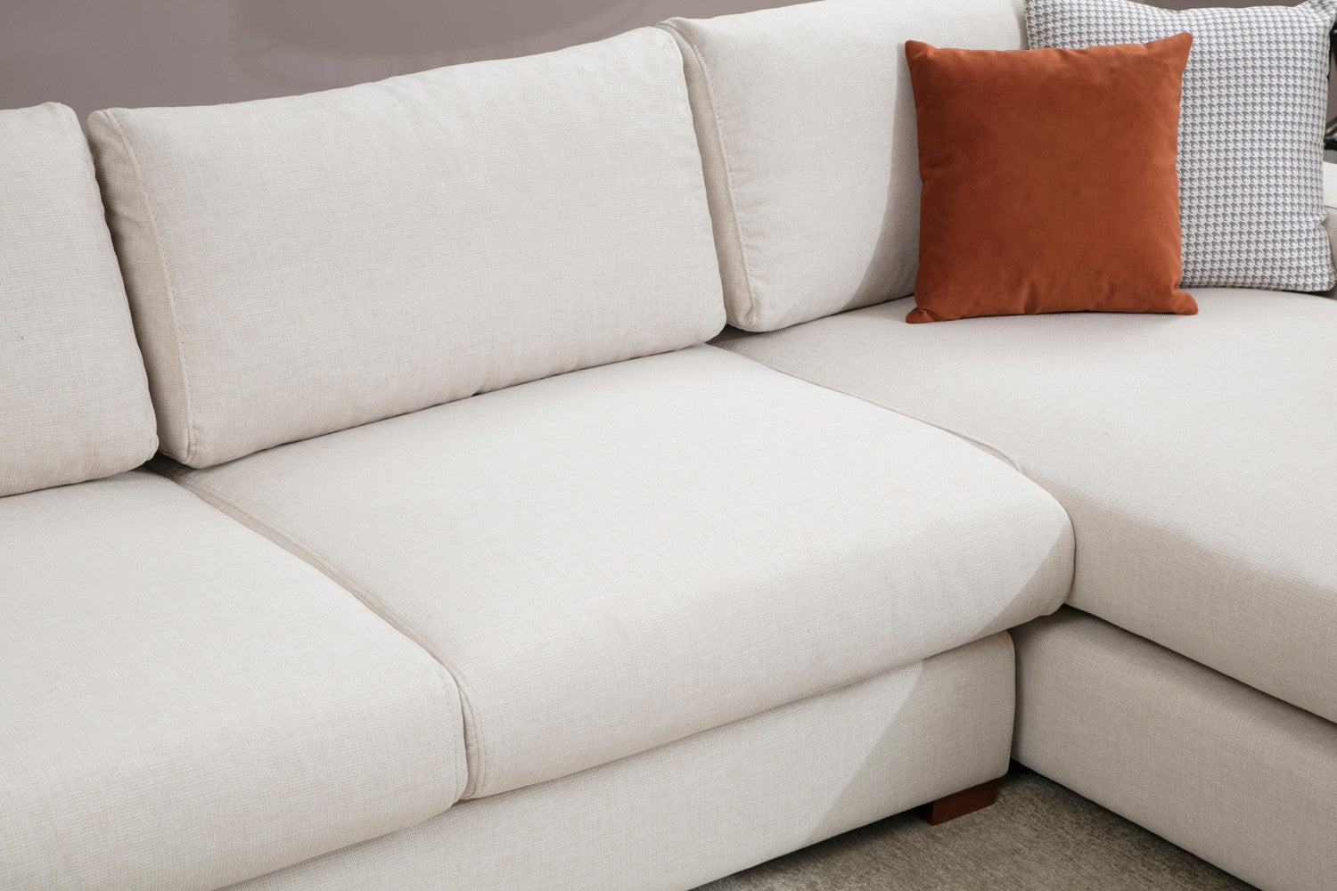 Sofá de canto elegante, 270 x 194 cm, estrutura de madeira de faia, 100% poliéster, pernas de nogueira, almofadas portáteis, lavável a seco, design escandinavo, branco