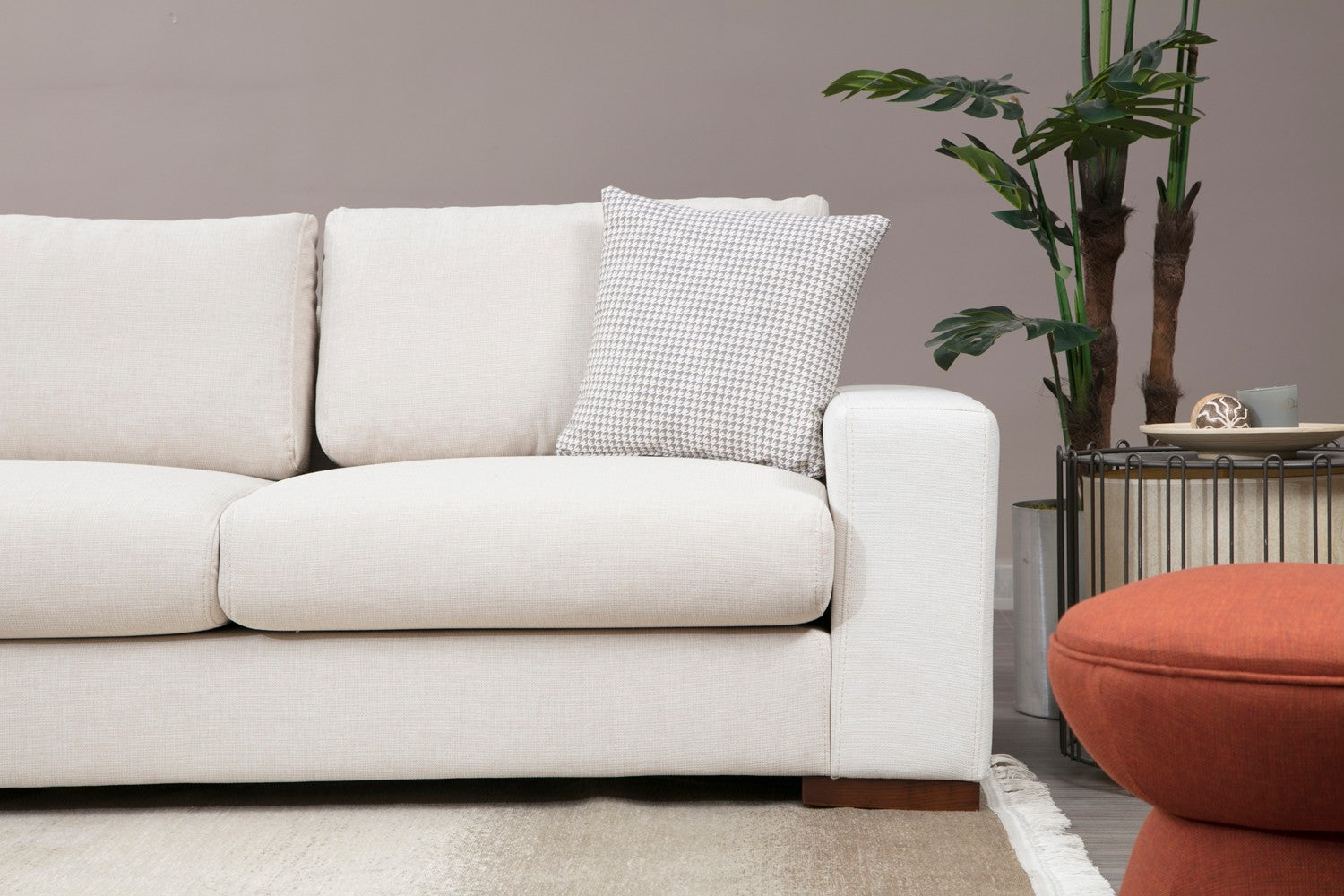 Sofá de canto elegante, 270 x 194 cm, estrutura de madeira de faia, 100% poliéster, pernas de nogueira, almofadas portáteis, lavável a seco, design escandinavo, branco