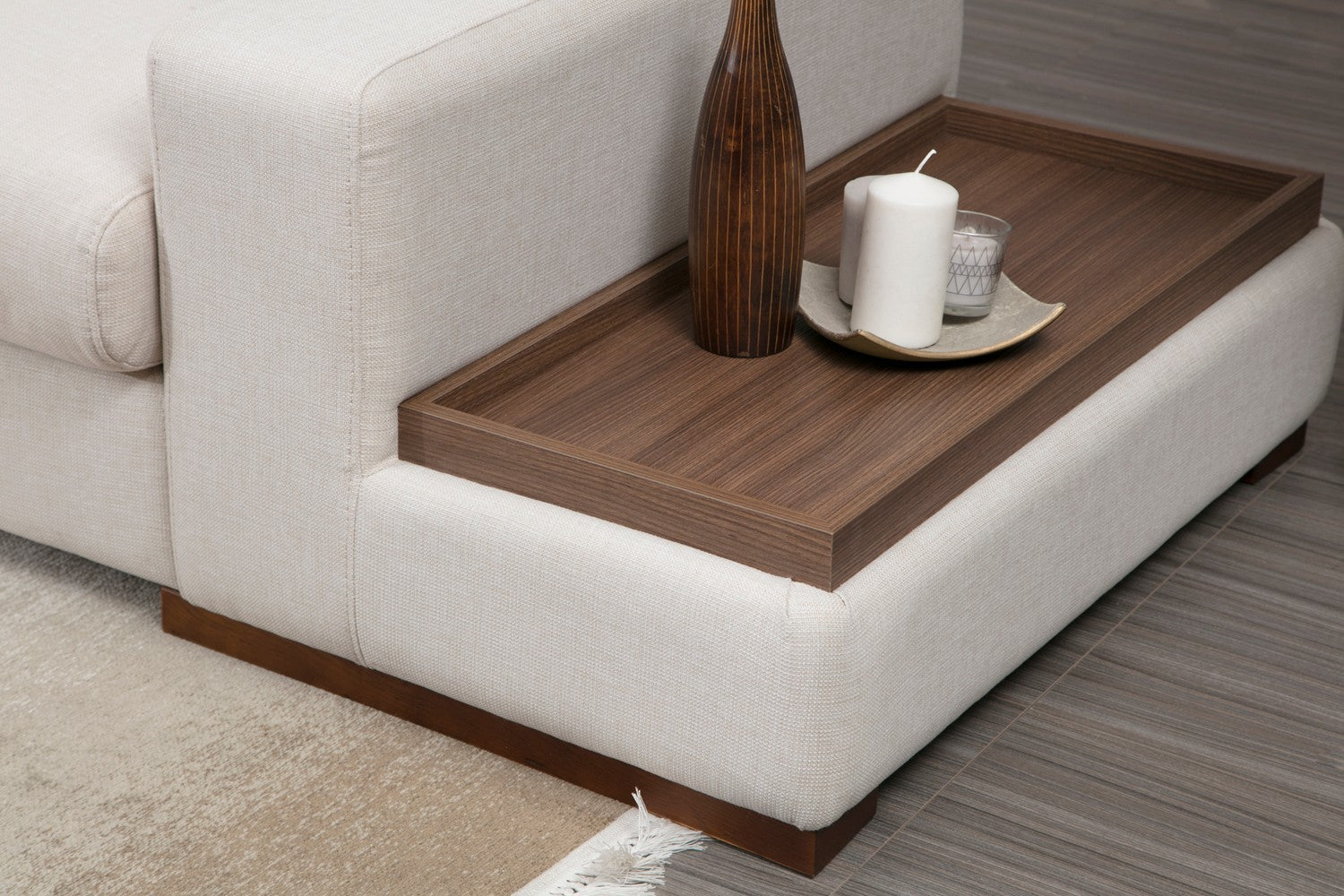 Sofá de canto elegante com estrutura de madeira de faia, 312 x 194 cm, 100% poliéster, pernas de nogueira, inclui 2 almofadas | Design escandinavo moderno, tecido lavável a seco