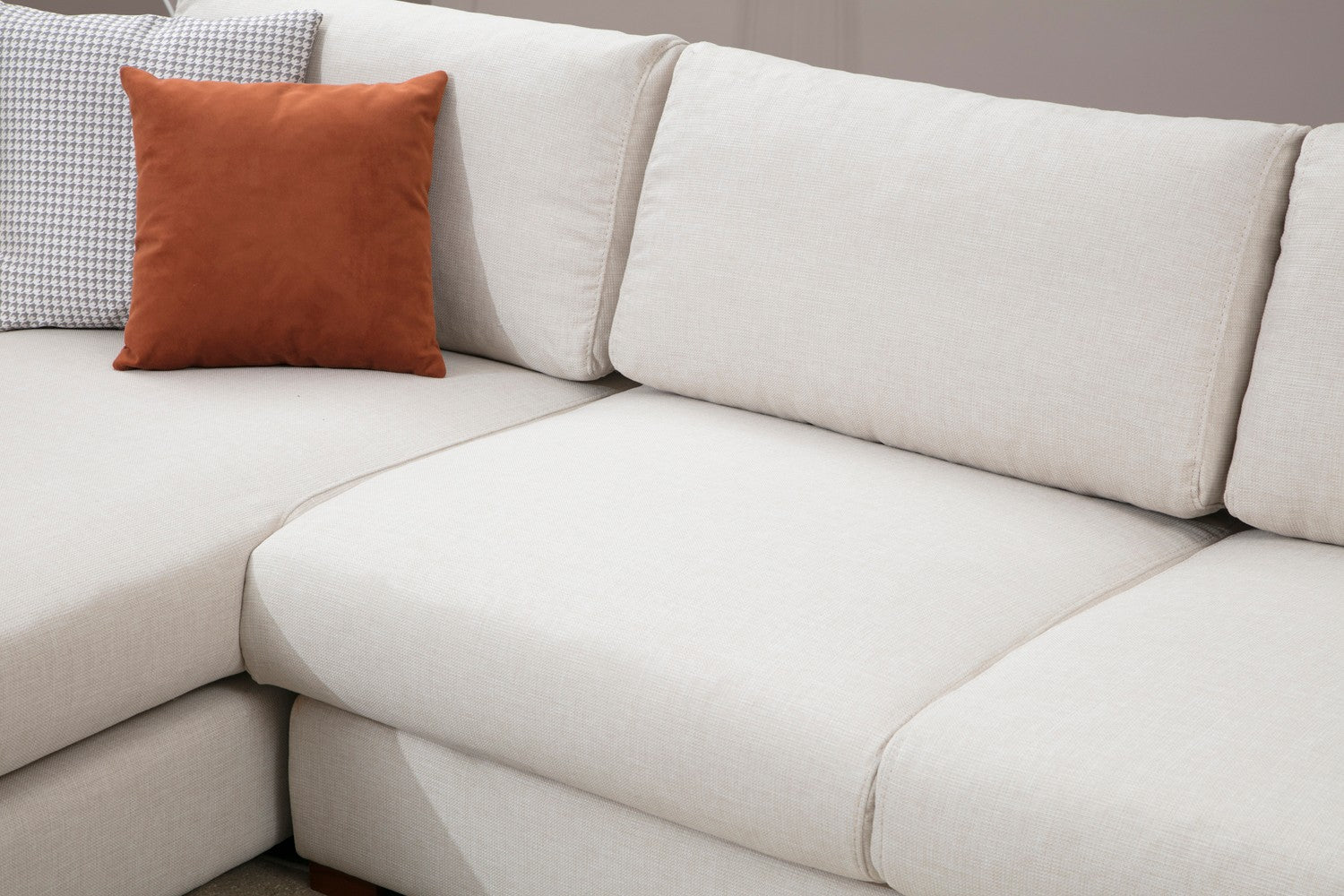 Sofá de canto elegante com estrutura de madeira de faia, 312 x 194 cm, 100% poliéster, pernas de nogueira, inclui 2 almofadas | Design escandinavo moderno, tecido lavável a seco