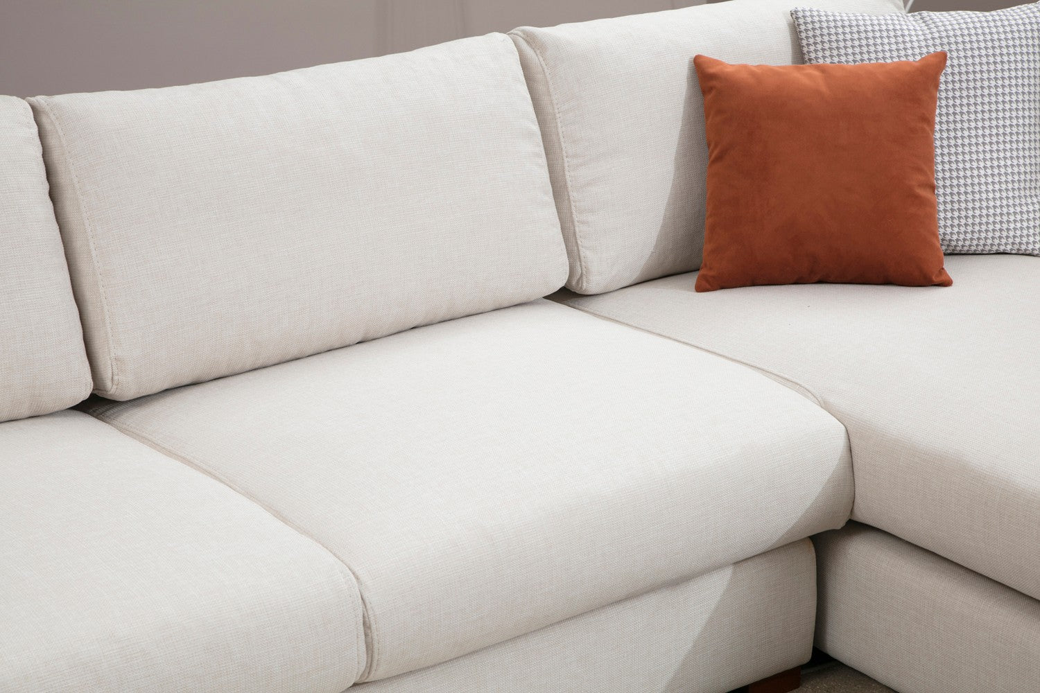 Sofá de canto elegante com estrutura de madeira de faia, 312 x 194 cm, 100% poliéster, pernas de nogueira, inclui 2 almofadas | Design escandinavo moderno, tecido lavável a seco