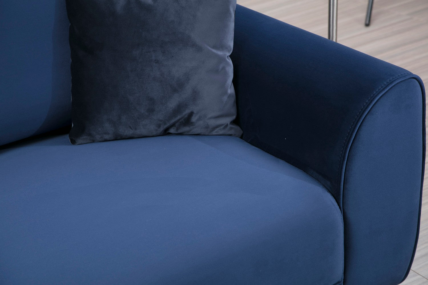 Sofá-cama de canto elegante em azul-marinho, estrutura de madeira de faia e aglomerado, 287 x 169 cm | 100% poliéster, espuma de mola de 10 cm, design industrial moderno