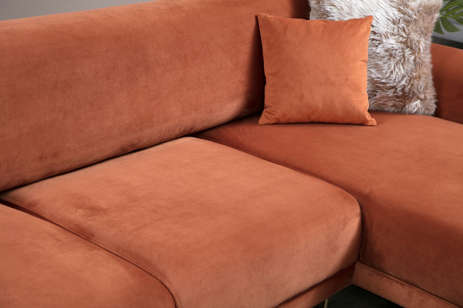 Sofá-cama de canto Cinnamon, estrutura de madeira de faia e aglomerado, 287 x 169 cm | 100% poliéster, pernas de metal dourado, elegante e funcional para espaços modernos