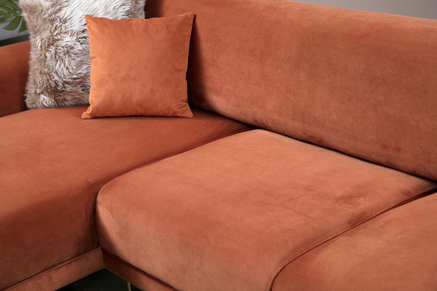 Sofá-cama de canto Cinnamon, estrutura de madeira de faia e aglomerado, 287 x 169 cm | 100% poliéster, pernas de metal dourado, elegante e funcional para espaços modernos