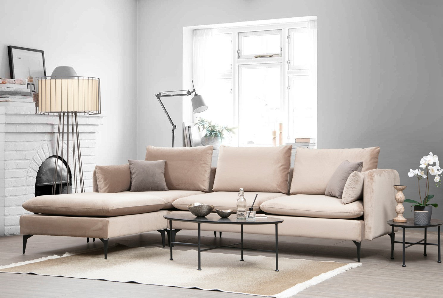 Sofá de canto bege com pufe, estrutura de madeira de faia e aglomerado, 289 x 186 cm | 100% poliéster, sistema de sofá-cama, design industrial moderno, pernas pretas foscas