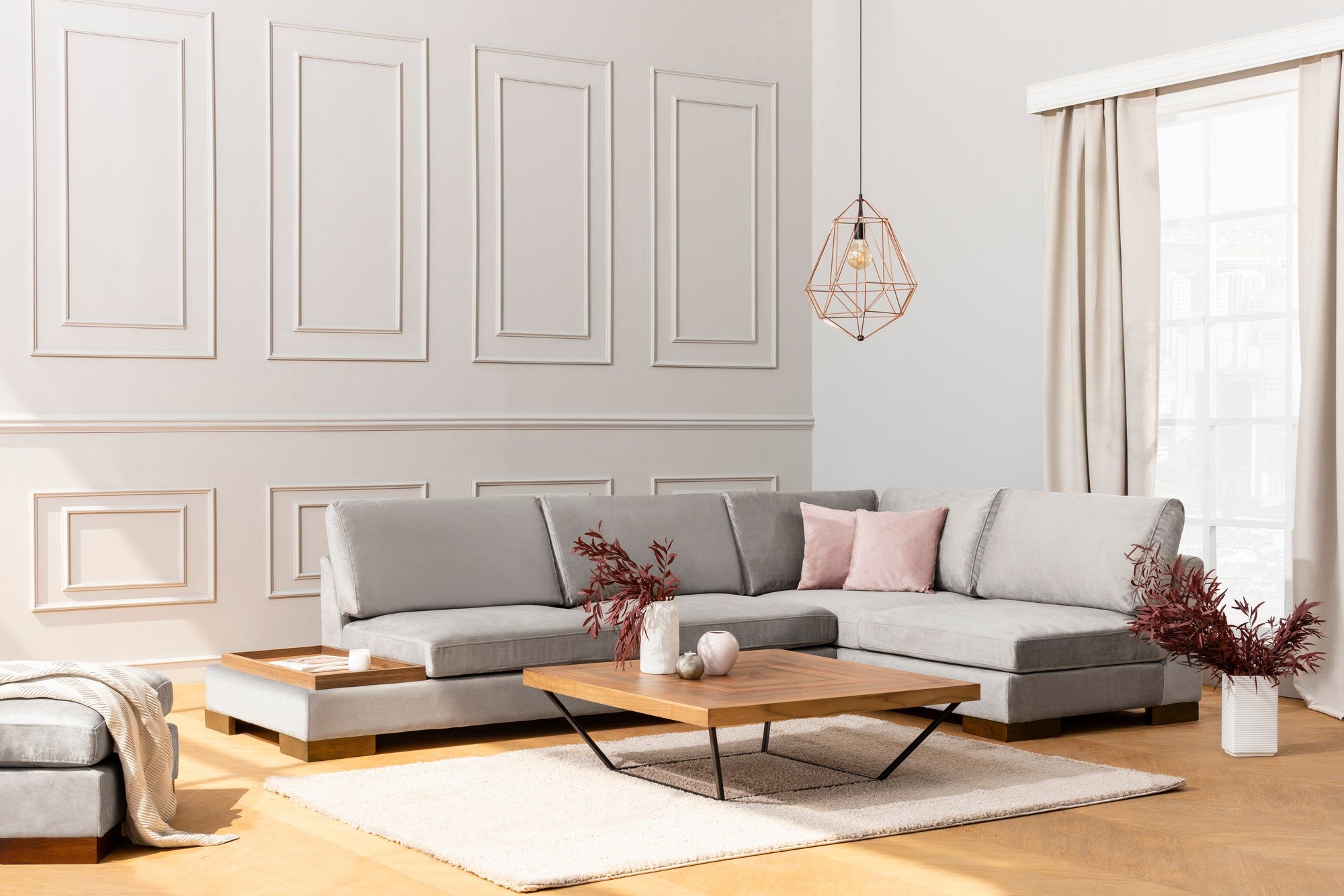Sofá de canto elegante, cinza claro, 313 x 193 x 97 cm | Estrutura em madeira de faia e aglomerado, 100% poliéster, espuma macia, pernas em nogueira | Inclui 2 almofadas, tecido lavável a seco