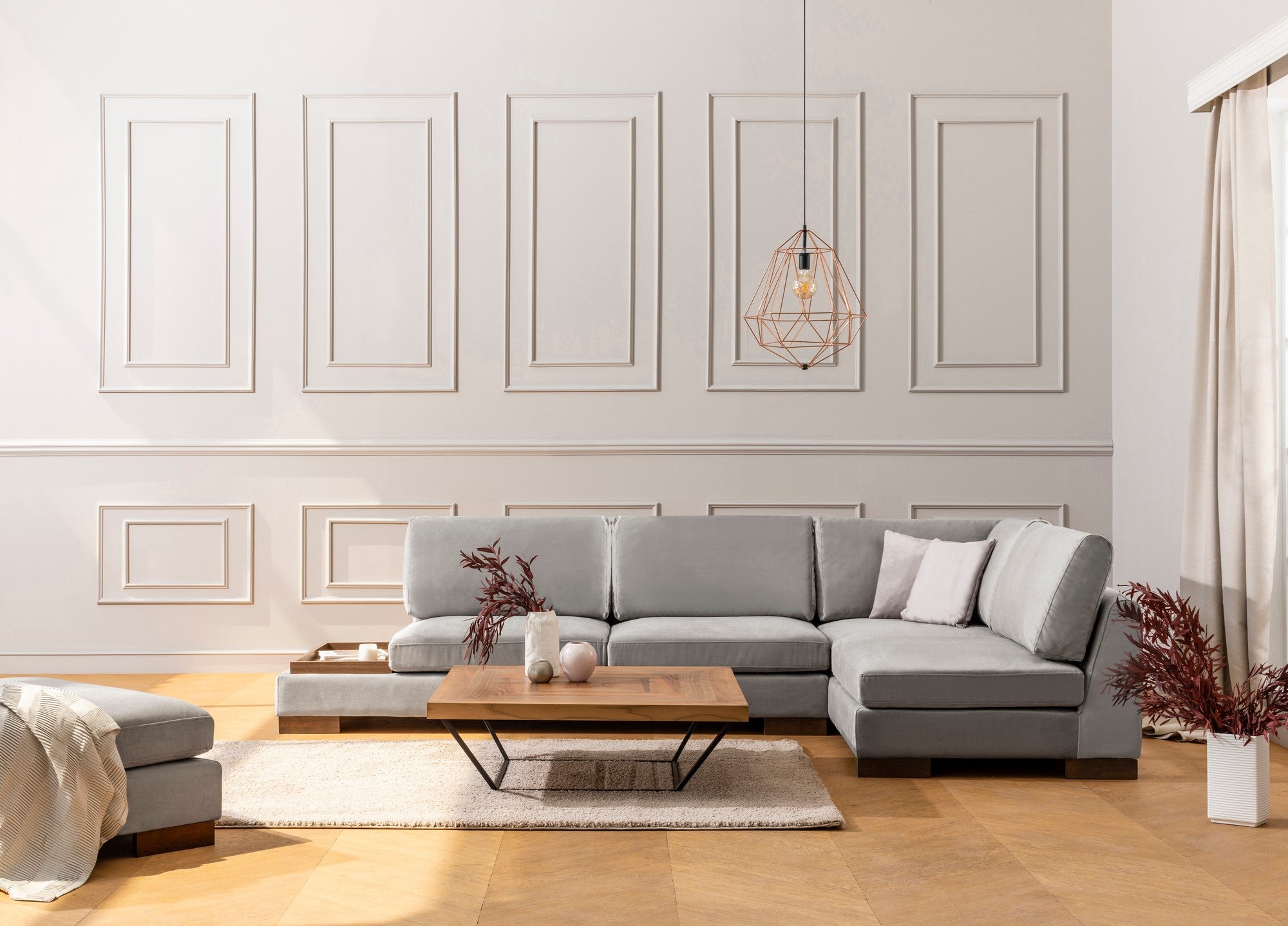 Sofá de canto elegante, cinza claro, 313 x 193 x 97 cm | Estrutura em madeira de faia e aglomerado, 100% poliéster, espuma macia, pernas em nogueira | Inclui 2 almofadas, tecido lavável a seco