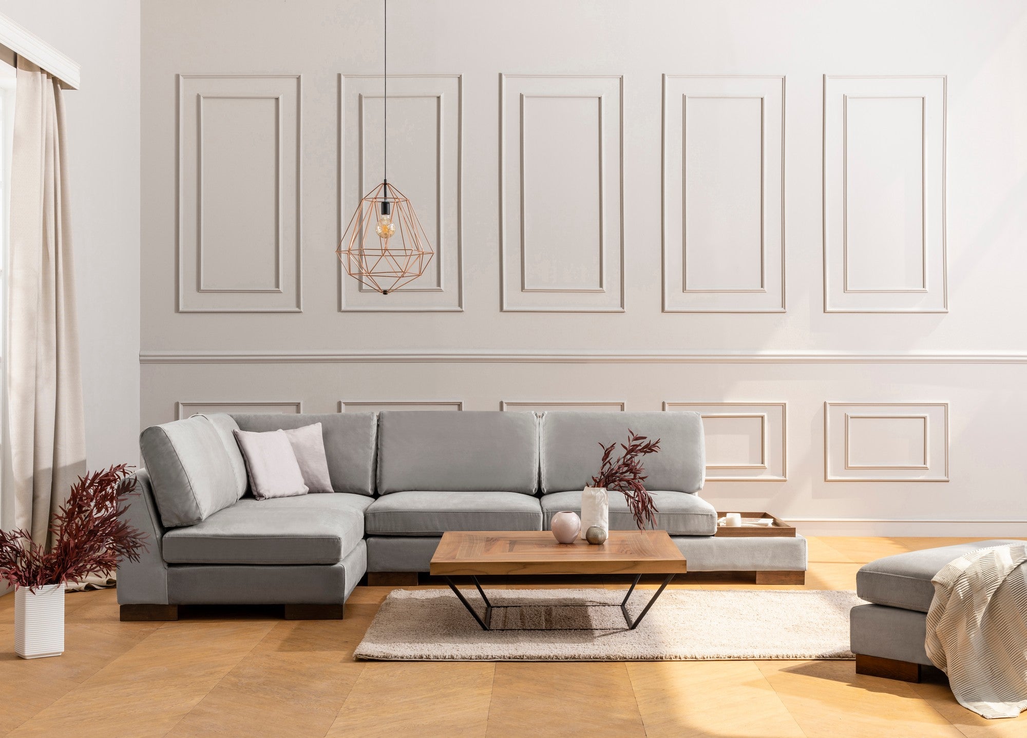 Sofá de canto elegante, cinza claro, 193 x 313 x 97 cm | Estrutura em madeira de faia e aglomerado, 100% poliéster, espuma macia, pernas em nogueira | Perfeito para a vida escandinava moderna
