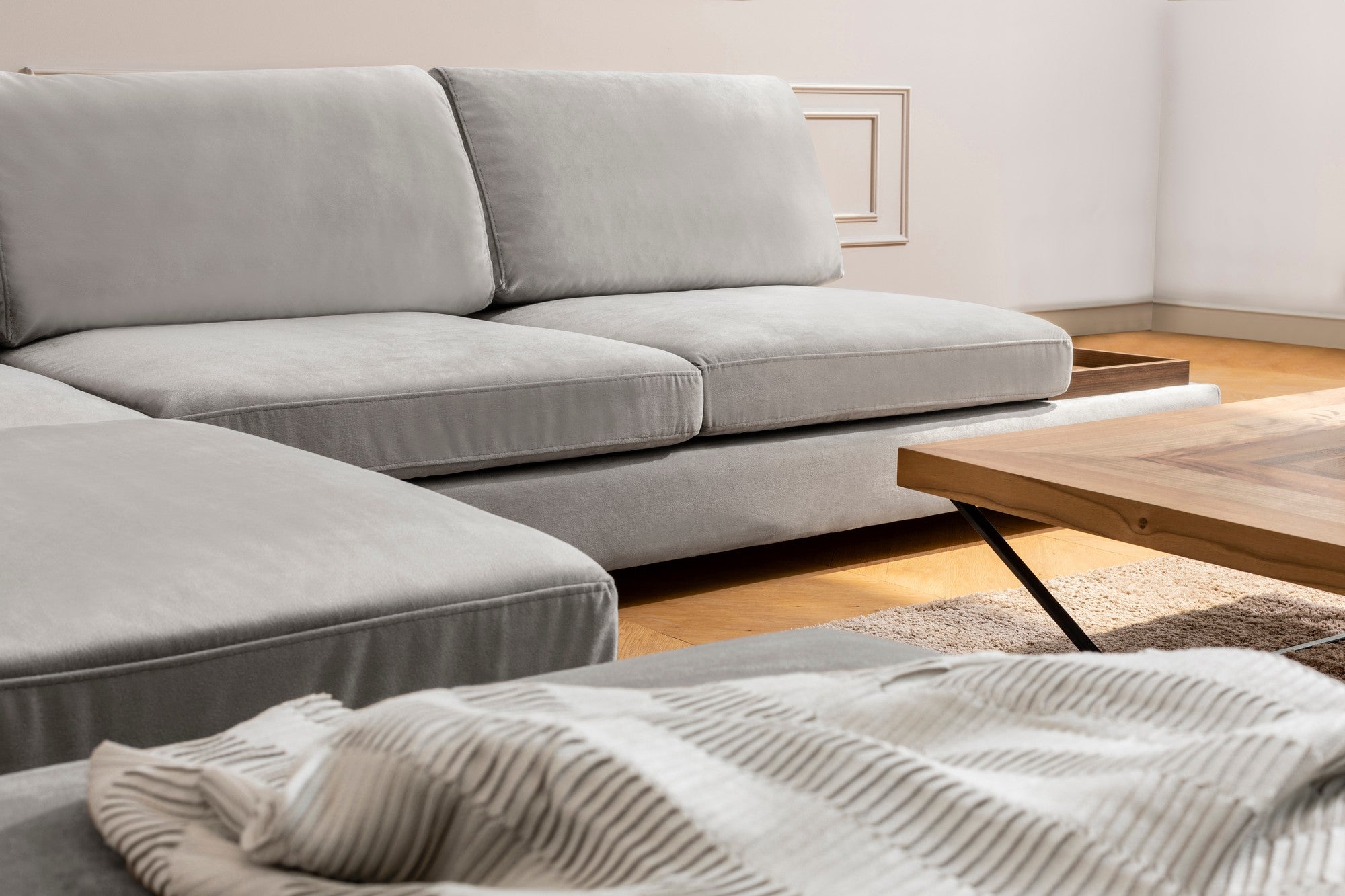 Sofá de canto elegante, cinza claro, 193 x 313 x 97 cm | Estrutura em madeira de faia e aglomerado, 100% poliéster, espuma macia, pernas em nogueira | Perfeito para a vida escandinava moderna