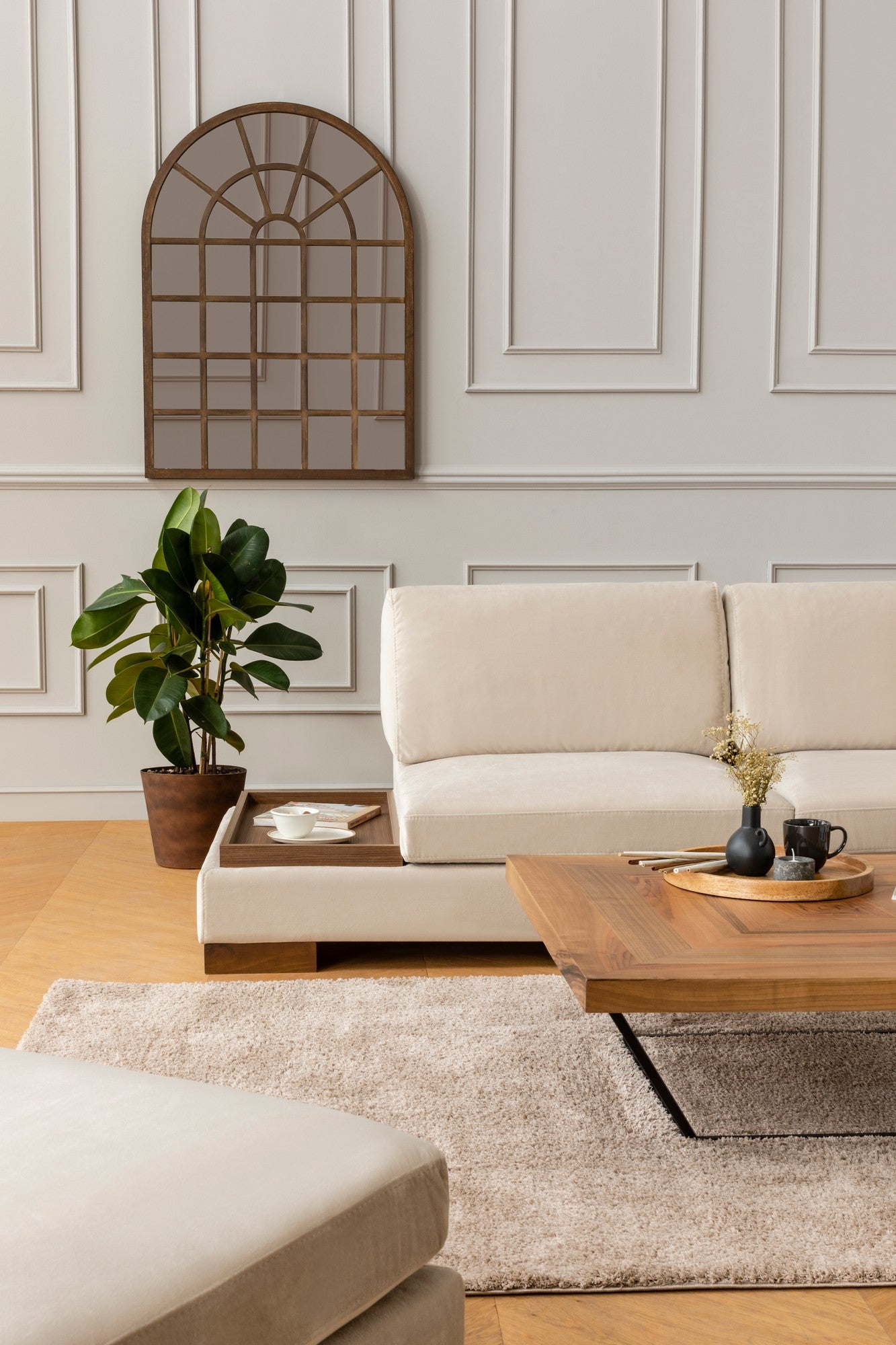 Sofá de canto elegante com pufe, bege, 313 x 193 cm | Estrutura em madeira de faia e aglomerado, 100% poliéster, almofadas de espuma macia | Perfeito para decoração escandinava e hoteleira