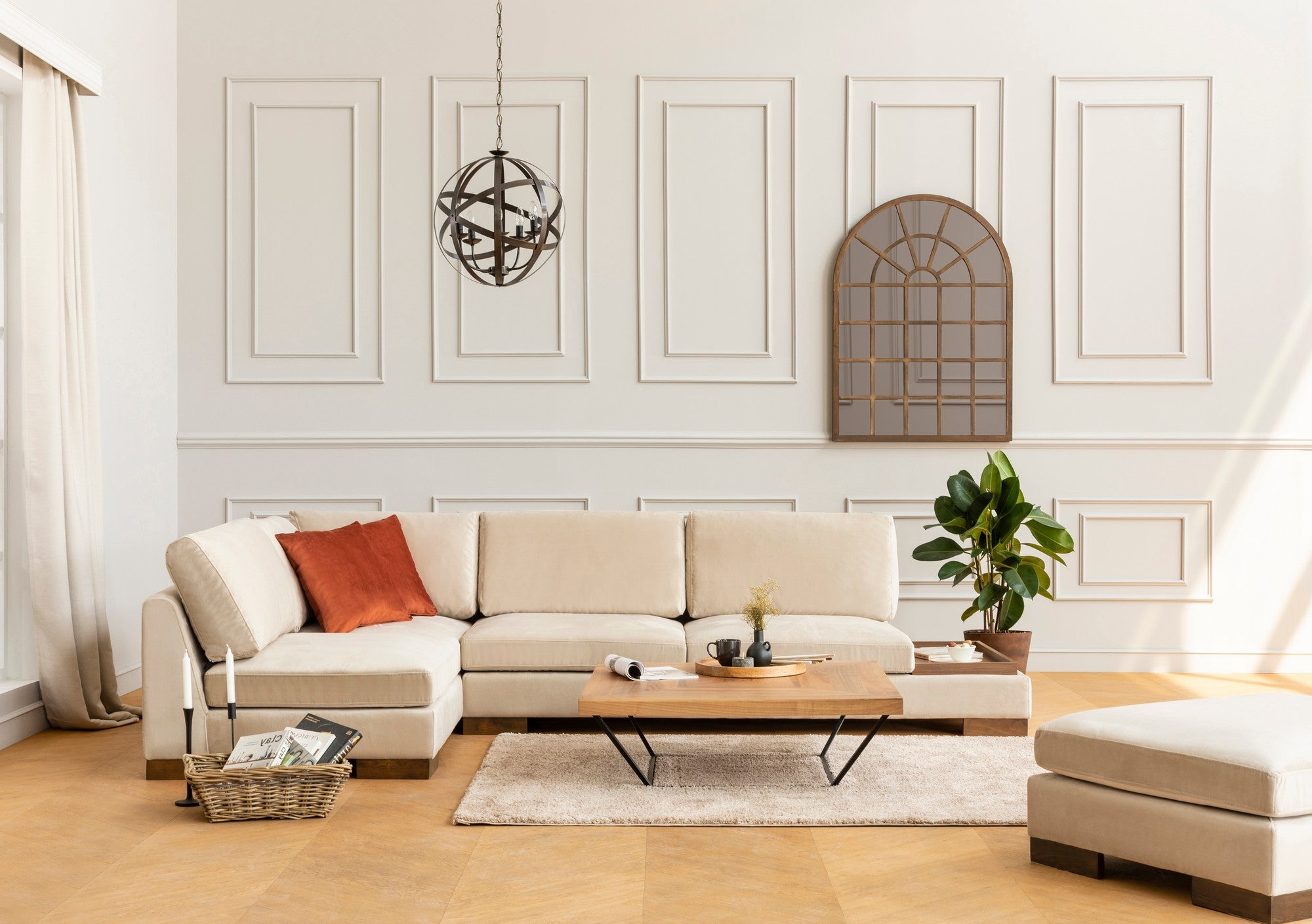 Sofá de canto elegante com pufe, bege, 193 x 313 cm | Estrutura em madeira de faia, 100% poliéster, almofadas de espuma macia, pernas de nogueira | Perfeito para decoração escandinava e hoteleira