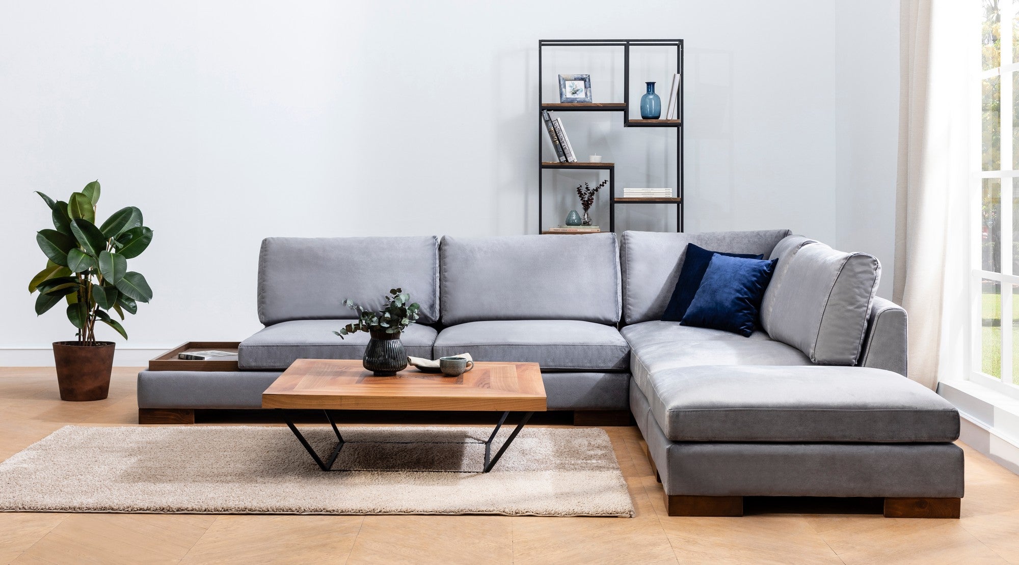 Sofá de canto elegante, cinza escuro, 313 x 193 x 80 cm | Estrutura em madeira de faia, 100% poliéster, almofadas de espuma macia, pernas de nogueira | Perfeito para espaços modernos
