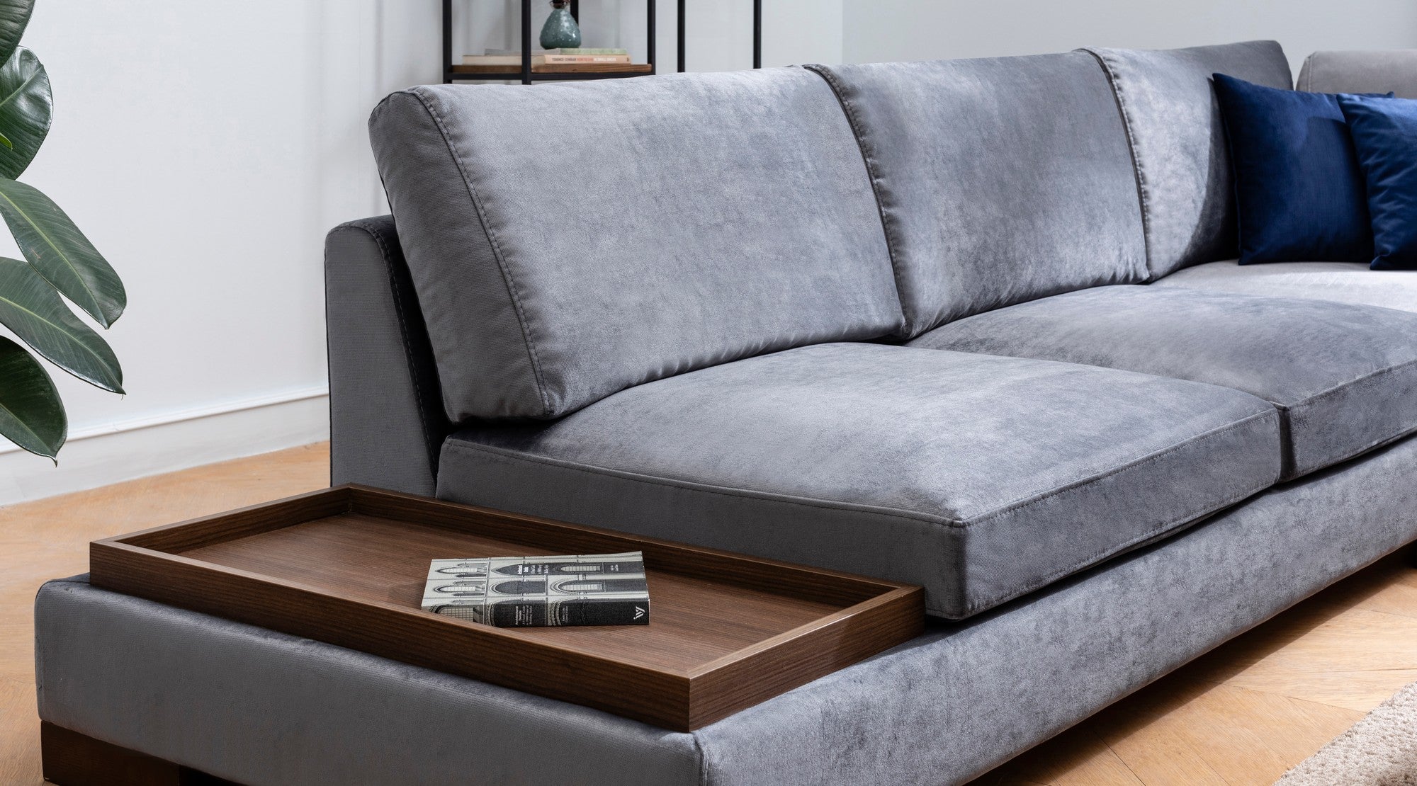 Sofá de canto elegante, cinza escuro, 313 x 193 x 80 cm | Estrutura em madeira de faia, 100% poliéster, almofadas de espuma macia, pernas de nogueira | Perfeito para espaços modernos