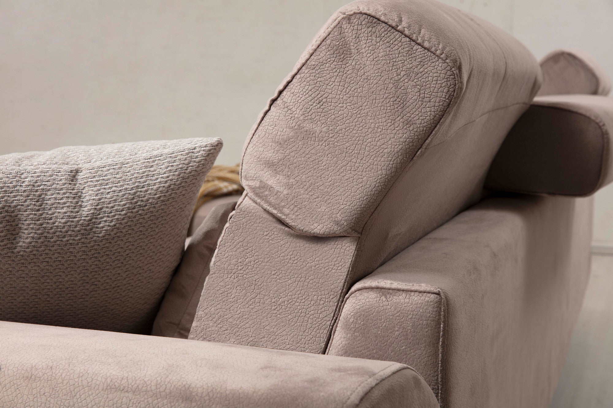 Sofá de canto bege com encosto ajustável, estrutura de madeira de faia e tecido 100% poliéster, 308 x 190 cm | Inclui 5 almofadas, design industrial moderno