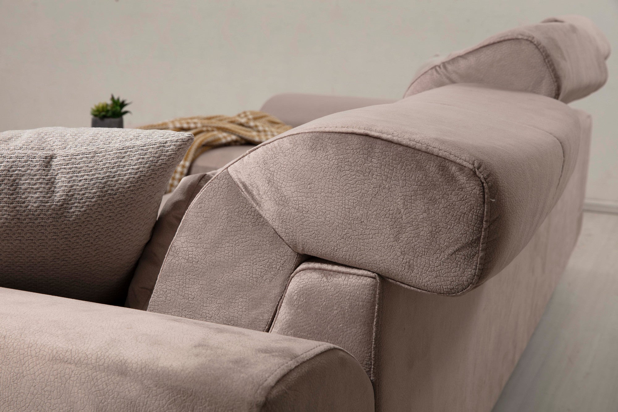 Sofá de canto bege com encosto ajustável, estrutura de madeira de faia e tecido 100% poliéster, 308 x 190 cm | Inclui 5 almofadas, design industrial moderno