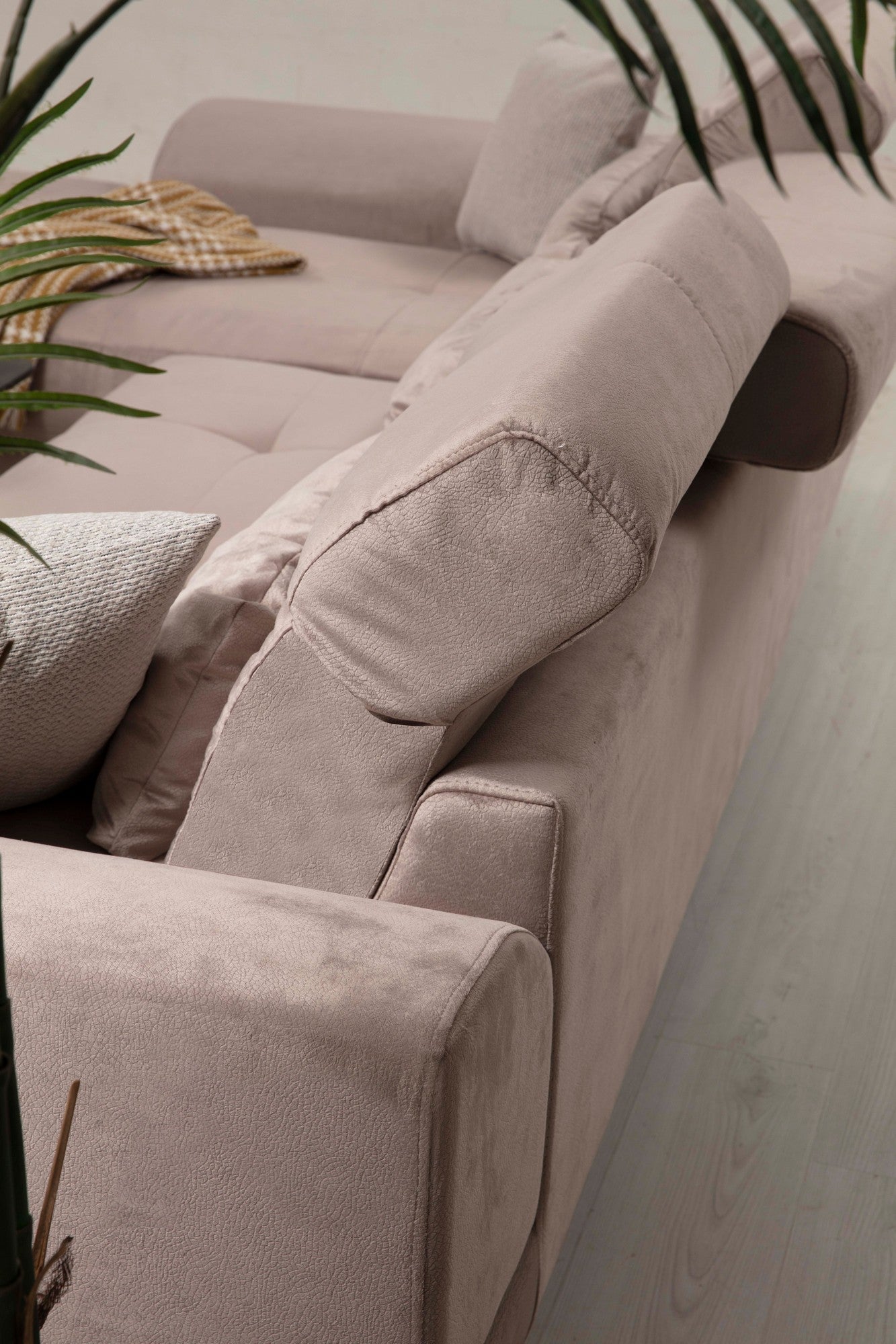 Sofá de canto bege com encosto ajustável, estrutura de madeira de faia, 190 x 308 cm | 100% poliéster, 5 almofadas incluídas, design industrial moderno, fácil de cuidar