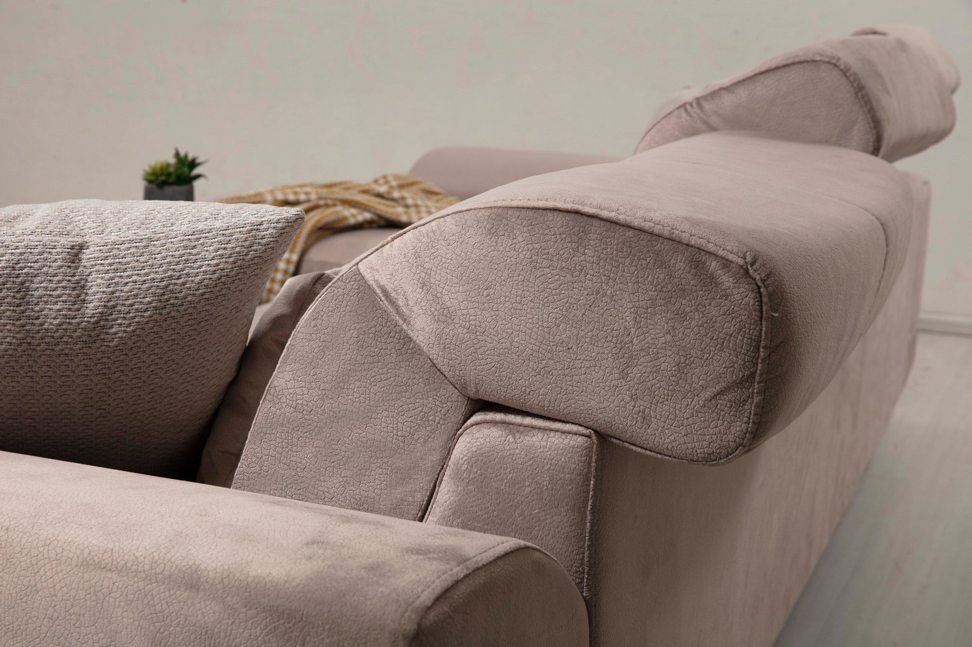 Sofá de canto bege com encosto ajustável, estrutura de madeira de faia, 190 x 308 cm | 100% poliéster, 5 almofadas incluídas, design industrial moderno, fácil de cuidar