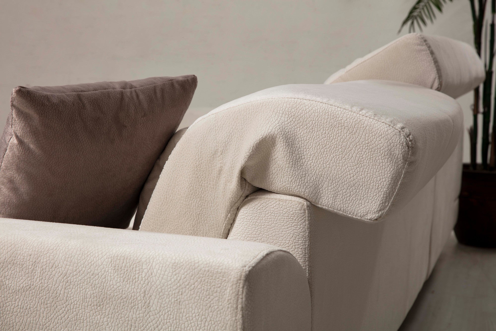 Sofá de canto elegante, cru, 190 x 304 cm | Estrutura em madeira de faia e aglomerado, 100% poliéster, encosto ajustável, 5 almofadas incluídas | Design industrial moderno