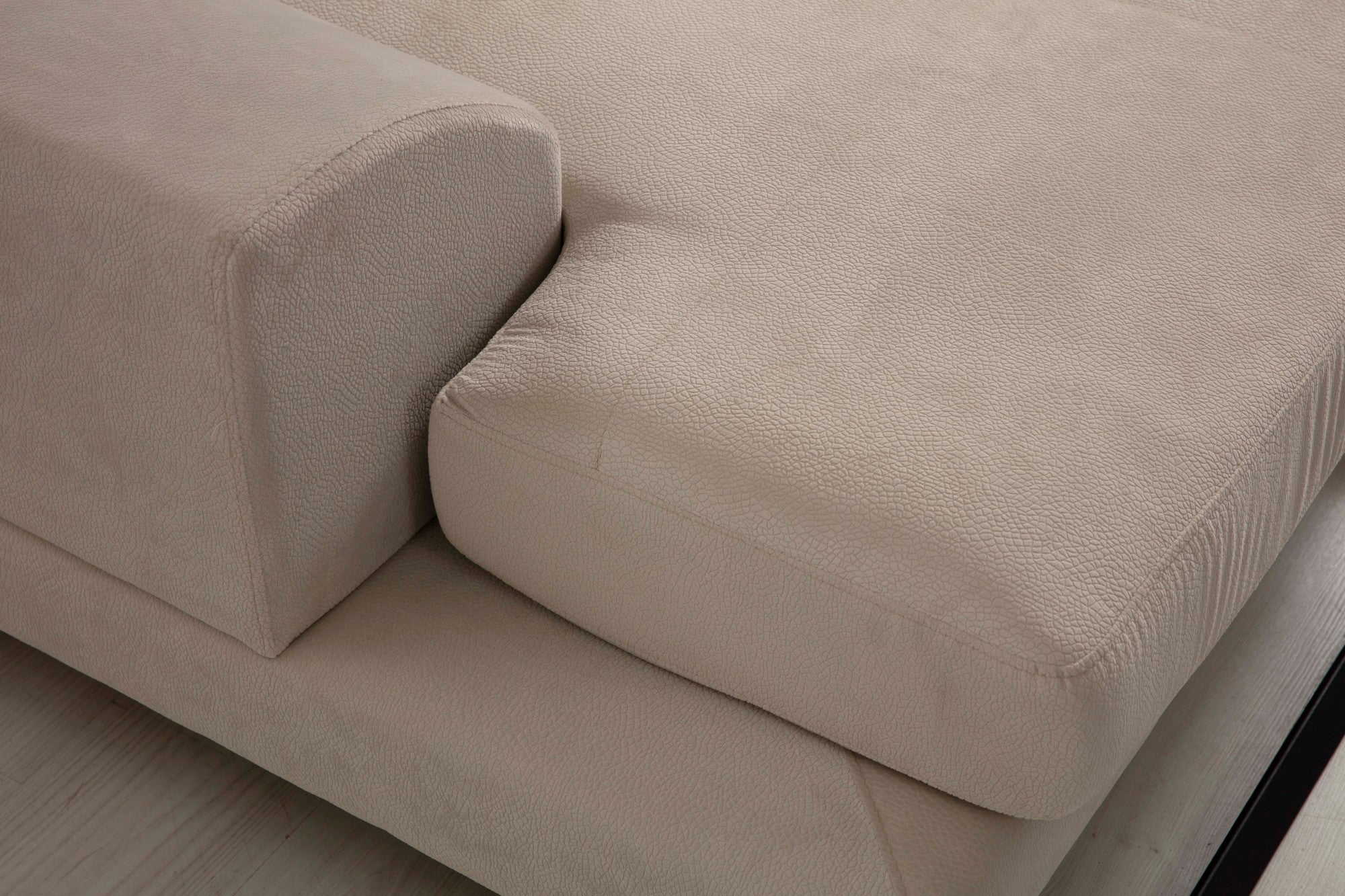 Sofá de canto elegante, cru, 190 x 304 cm | Estrutura em madeira de faia e aglomerado, 100% poliéster, encosto ajustável, 5 almofadas incluídas | Design industrial moderno