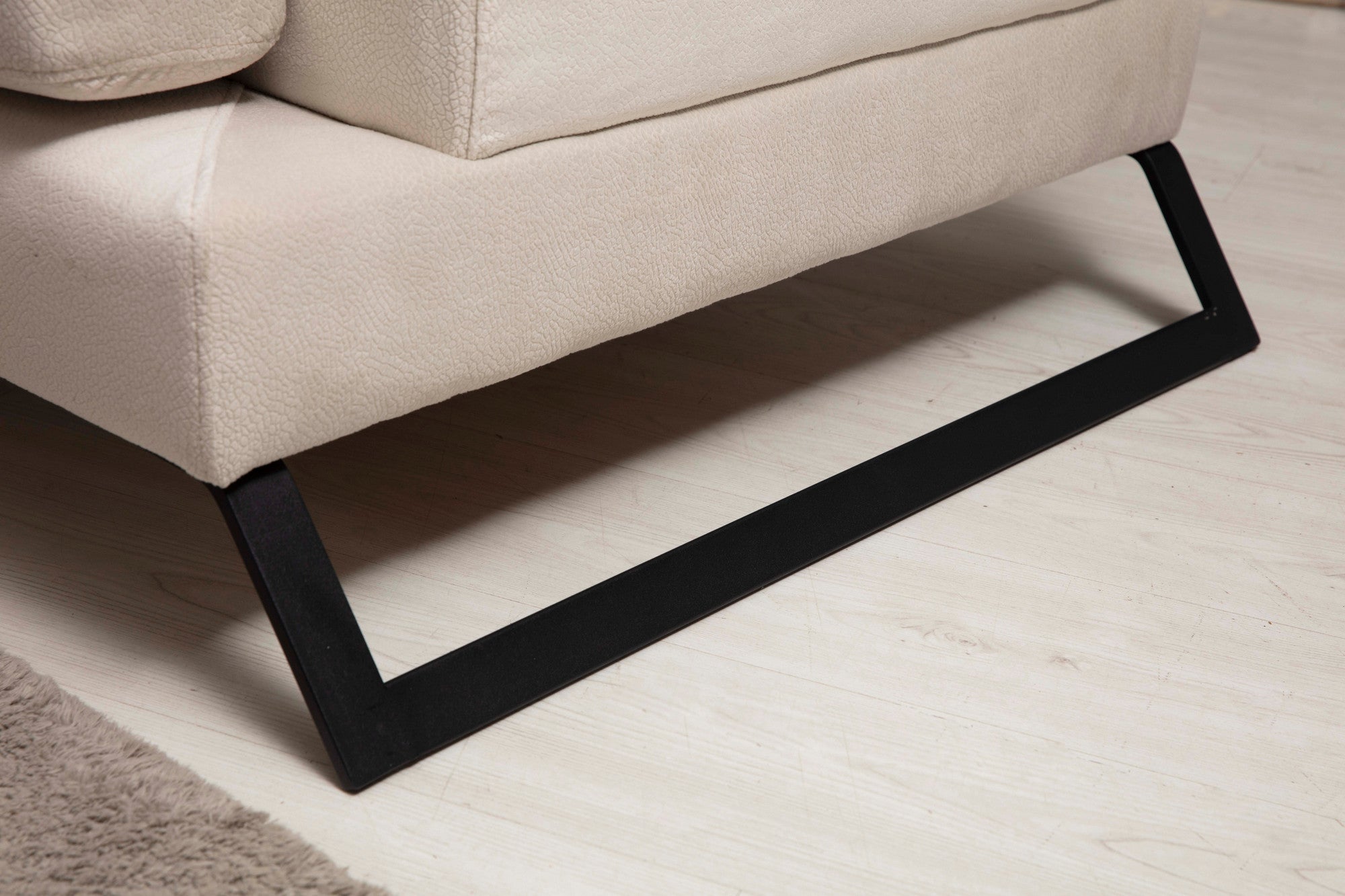 Sofá de canto elegante, cru, 190 x 304 cm | Estrutura em madeira de faia e aglomerado, 100% poliéster, encosto ajustável, 5 almofadas incluídas | Design industrial moderno