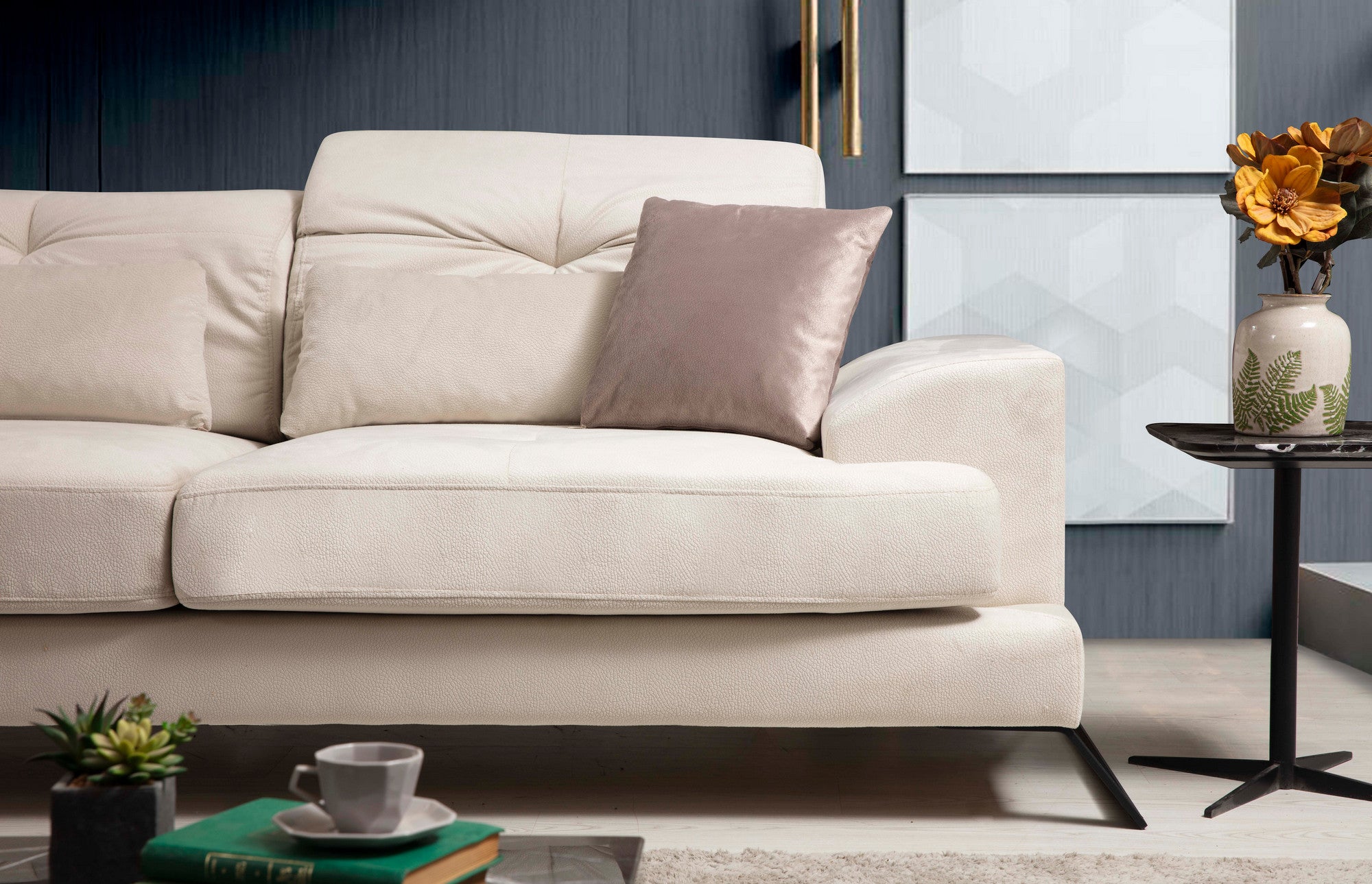 Sofá de canto elegante, cru, 190 x 304 cm | Estrutura em madeira de faia e aglomerado, 100% poliéster, encosto ajustável, 5 almofadas incluídas | Design industrial moderno
