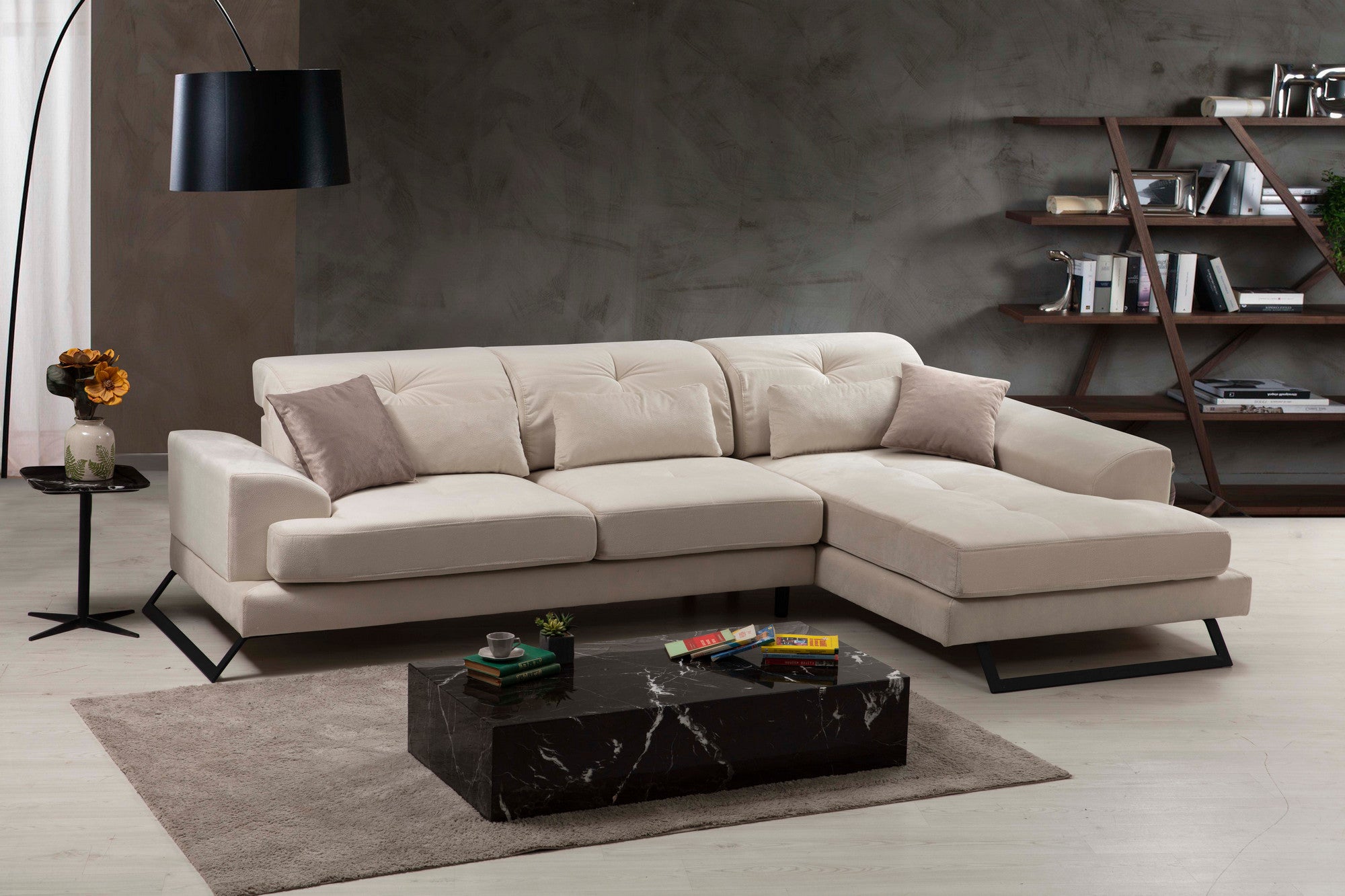 Sofá de canto elegante, cru, 190 x 304 cm | Estrutura em madeira de faia e aglomerado, 100% poliéster, encosto ajustável, 5 almofadas incluídas | Design industrial moderno