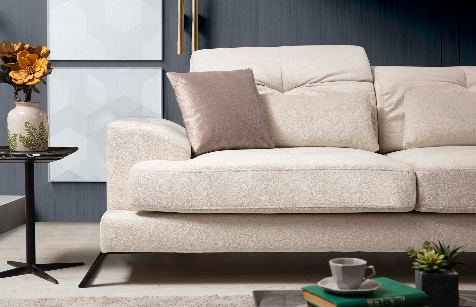 Sofá de canto elegante, cru, 190 x 304 cm | Estrutura em madeira de faia e aglomerado, 100% poliéster, encosto ajustável, 5 almofadas incluídas | Design industrial moderno