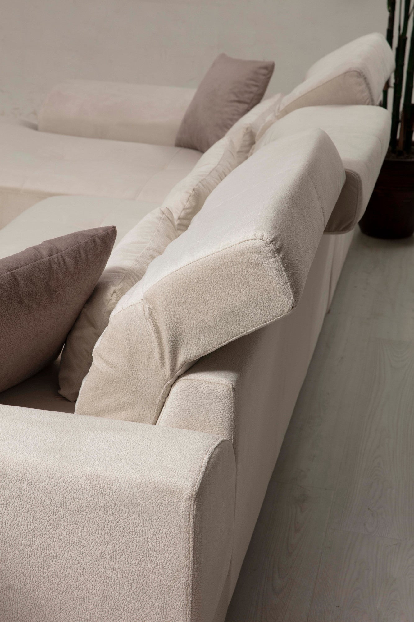 Sofá de canto elegante, cru, 190 x 304 cm | Estrutura em madeira de faia e aglomerado, 100% poliéster, encosto ajustável, 5 almofadas incluídas | Design industrial moderno
