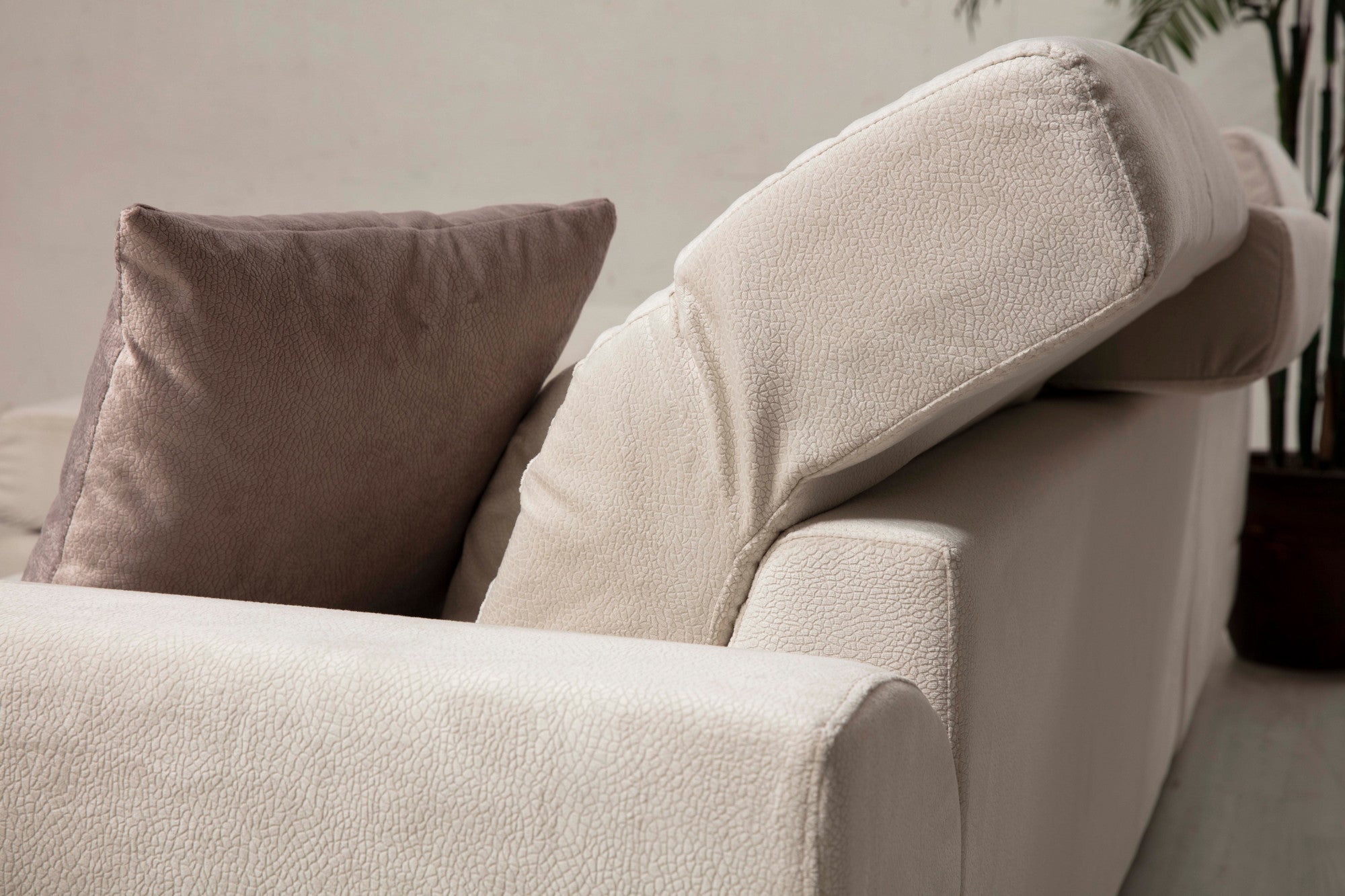 Sofá de canto elegante, cru, 190 x 304 cm | Estrutura em madeira de faia e aglomerado, 100% poliéster, encosto ajustável, 5 almofadas incluídas | Design industrial moderno