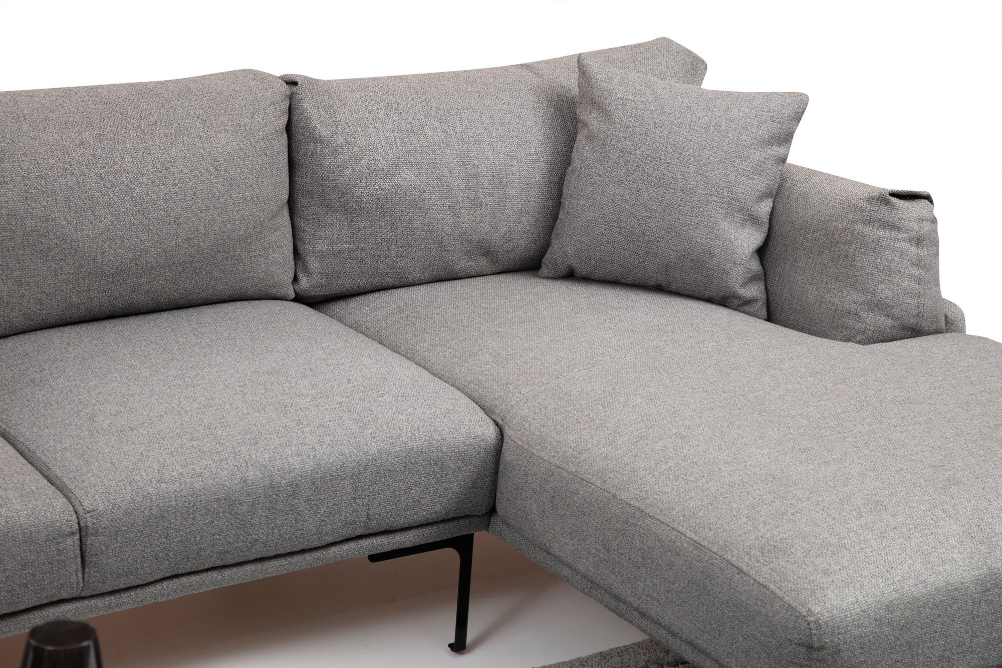 Sofá de canto elegante, cinza, 255 x 150 cm | Estrutura em madeira de faia e aglomerado, tecido 100% poliéster | Inclui 2 almofadas, pernas de metal | Design escandinavo moderno
