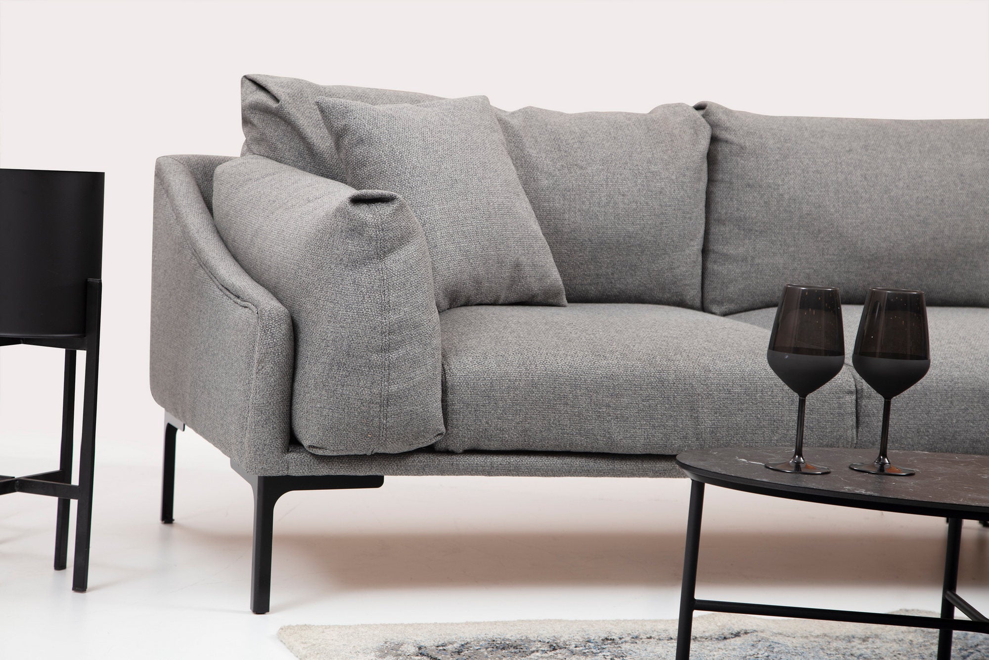Sofá de canto elegante, cinza, 255 x 150 cm | Estrutura em madeira de faia e aglomerado, tecido 100% poliéster | Inclui 2 almofadas, pernas de metal | Design escandinavo moderno