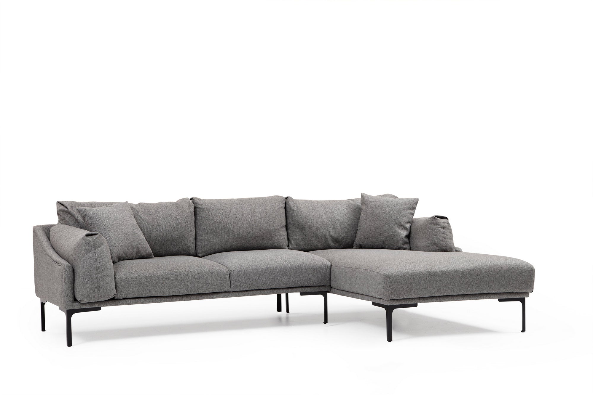 Sofá de canto elegante, cinza, 255 x 150 cm | Estrutura em madeira de faia e aglomerado, tecido 100% poliéster | Inclui 2 almofadas, pernas de metal | Design escandinavo moderno