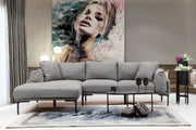 Sofá de canto elegante, cinza, 255 x 150 cm | Estrutura em madeira de faia e aglomerado, tecido 100% poliéster | Inclui 2 almofadas, pernas de metal | Design escandinavo moderno