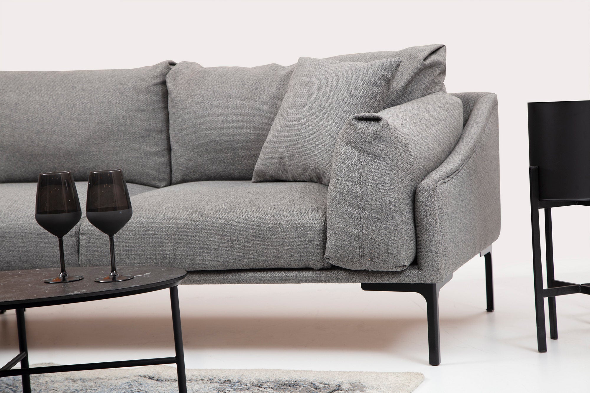 Sofá de canto elegante, cinza, 255 x 150 cm | Estrutura em madeira de faia e aglomerado, tecido 100% poliéster | Inclui 2 almofadas, pernas de metal | Design escandinavo moderno