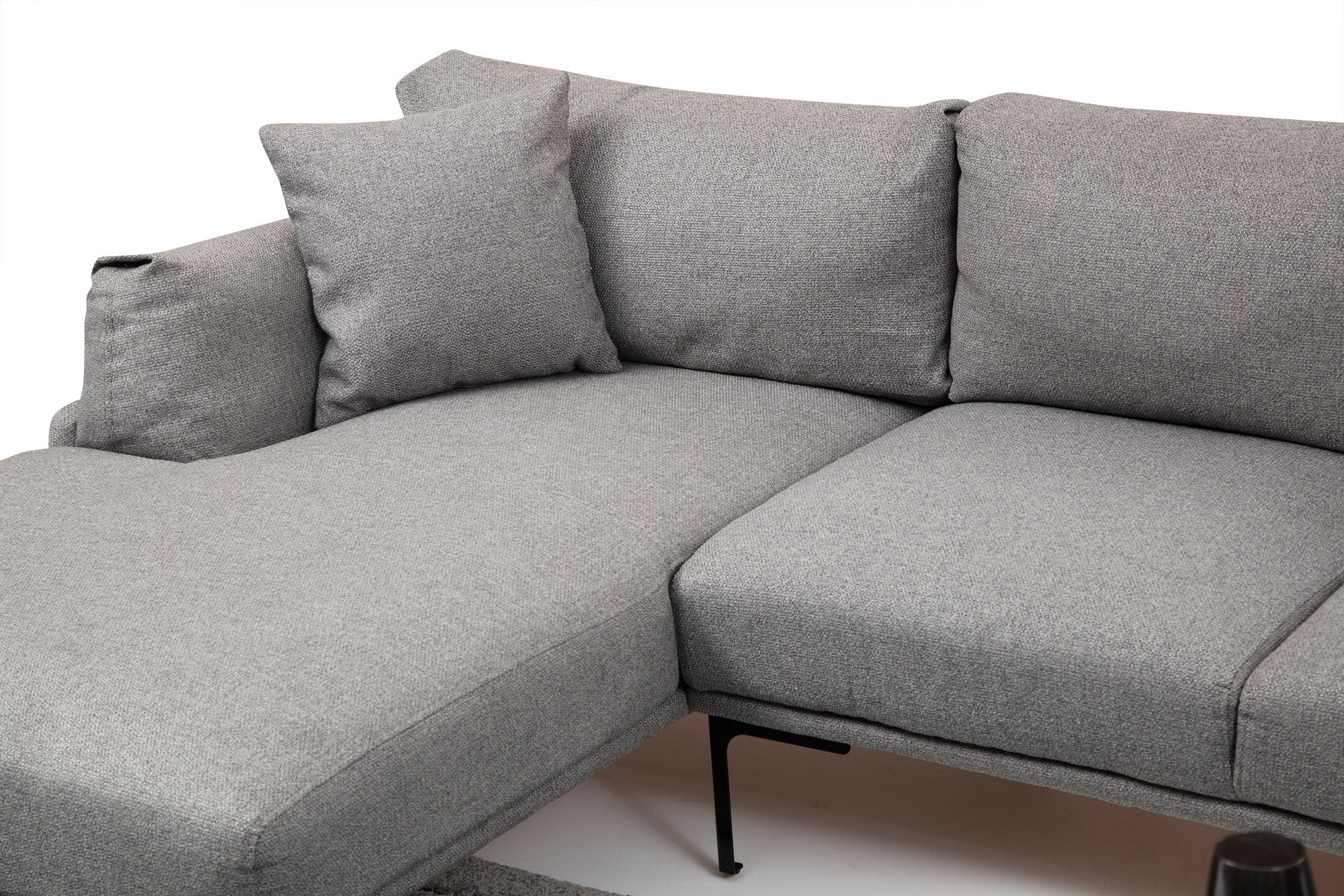 Sofá de canto elegante, cinza, 255 x 150 cm | Estrutura em madeira de faia e aglomerado, tecido 100% poliéster | Inclui 2 almofadas, pernas de metal | Design escandinavo moderno