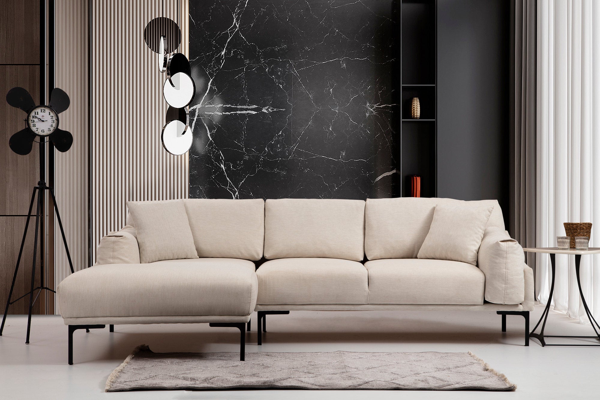 Sofá de canto elegante, cor creme, 255 x 150 cm | Estrutura em madeira de faia e aglomerado, tecido 100% poliéster | Inclui 2 almofadas, design industrial moderno