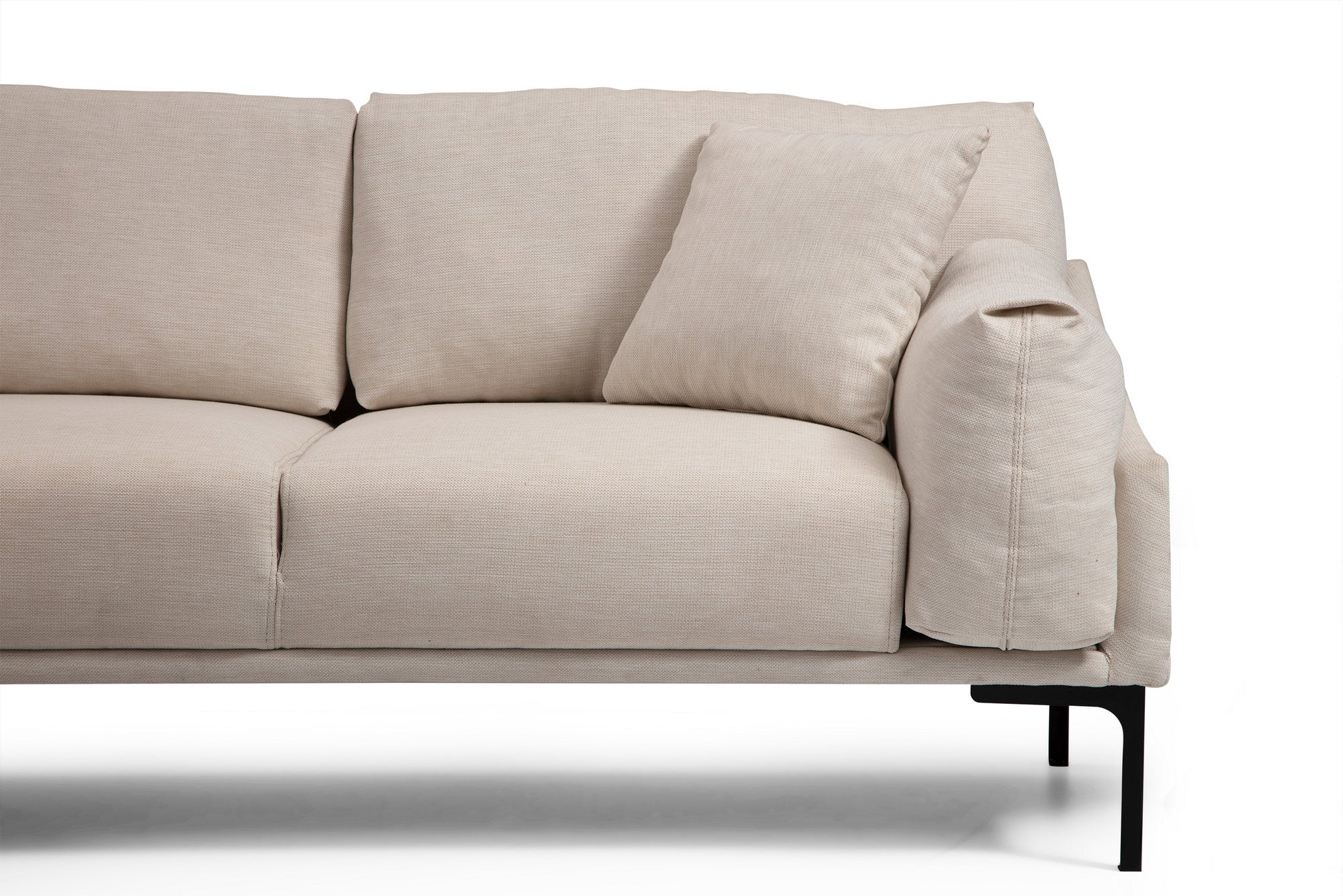 Sofá de canto elegante, cor creme, 255 x 150 cm | Estrutura em madeira de faia e aglomerado, tecido 100% poliéster | Inclui 2 almofadas, design industrial moderno