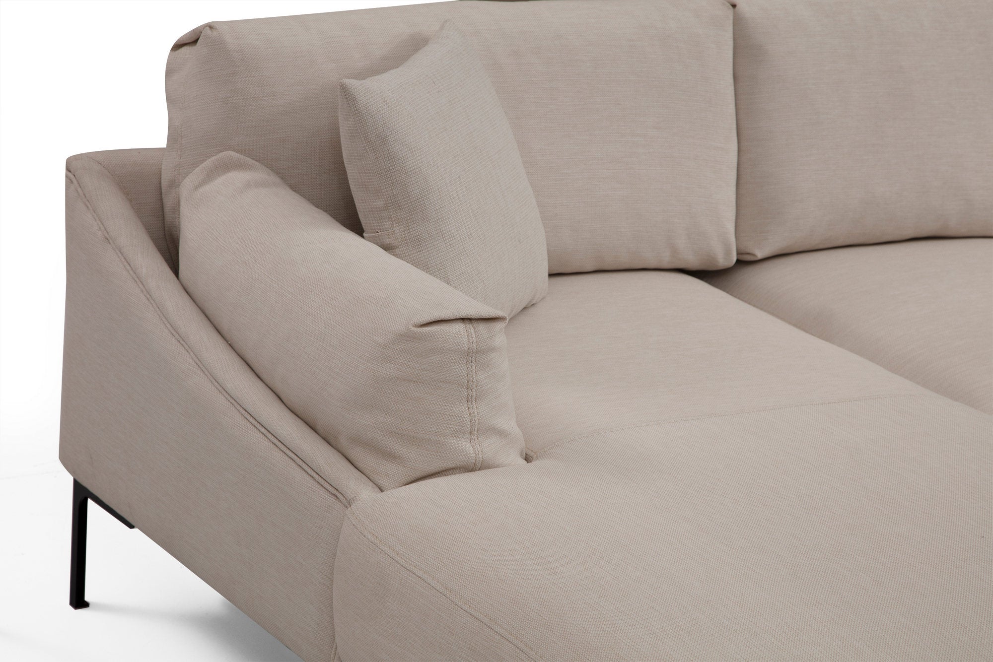 Sofá de canto elegante, cor creme, 255 x 150 cm | Estrutura em madeira de faia e aglomerado, tecido 100% poliéster | Inclui 2 almofadas, design industrial moderno