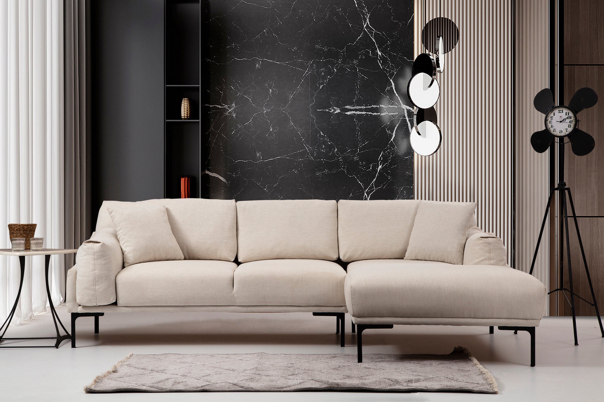 Sofá de canto elegante, cor creme, 255 x 150 cm | Estrutura em madeira de faia e aglomerado, tecido 100% poliéster | Inclui 2 almofadas, design industrial moderno