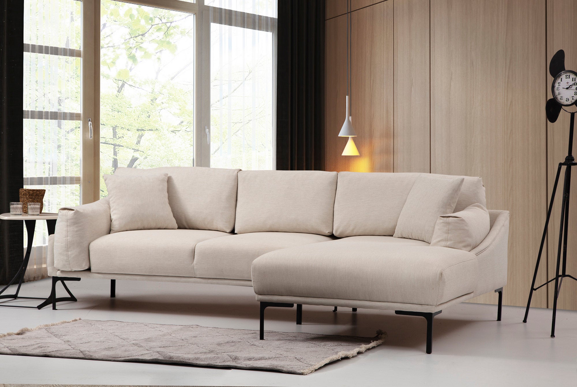 Sofá de canto elegante, cor creme, 255 x 150 cm | Estrutura em madeira de faia e aglomerado, tecido 100% poliéster | Inclui 2 almofadas, design industrial moderno