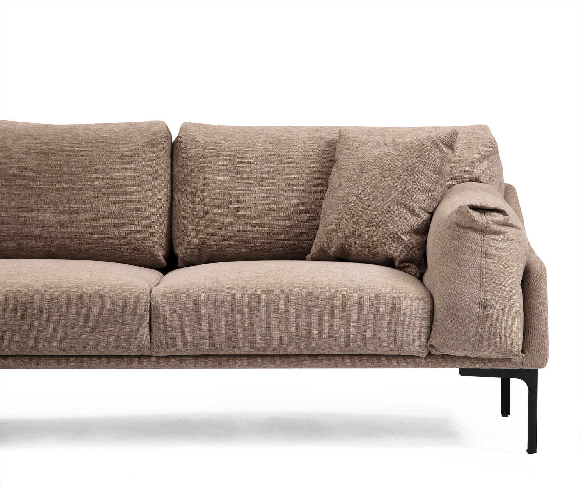 Sofá de canto elegante, cor mocha, 255 x 150 cm | Estrutura em madeira de faia e aglomerado, 100% poliéster, pernas em metal preto | Inclui 2 almofadas, perfeito para ambientes modernos