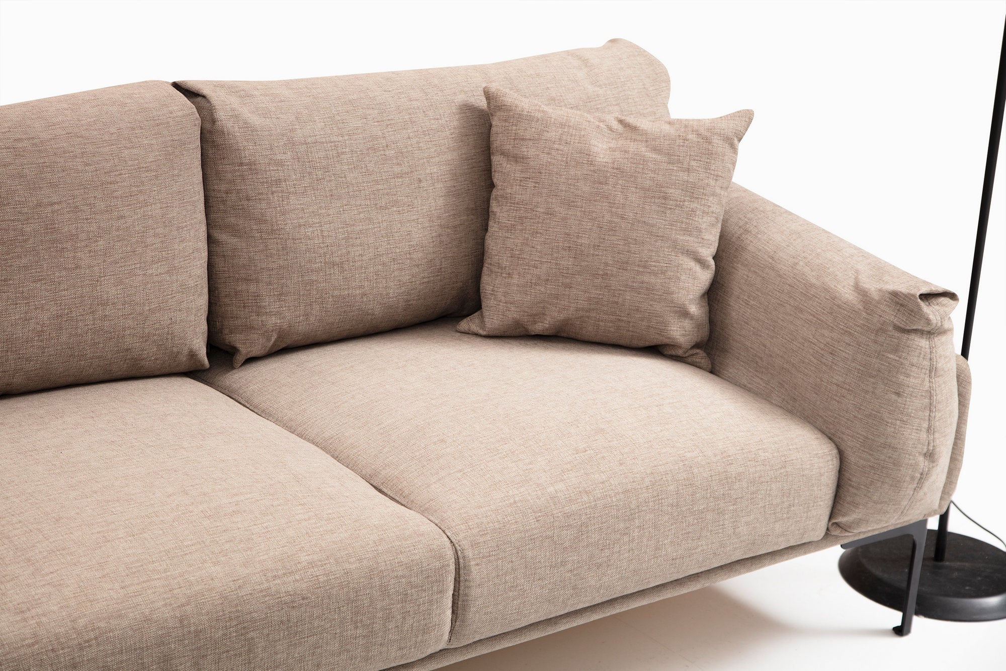 Sofá de canto elegante, cor mocha, 255 x 150 cm | Estrutura em madeira de faia e aglomerado, 100% poliéster, pernas em metal preto | Inclui 2 almofadas, perfeito para ambientes modernos