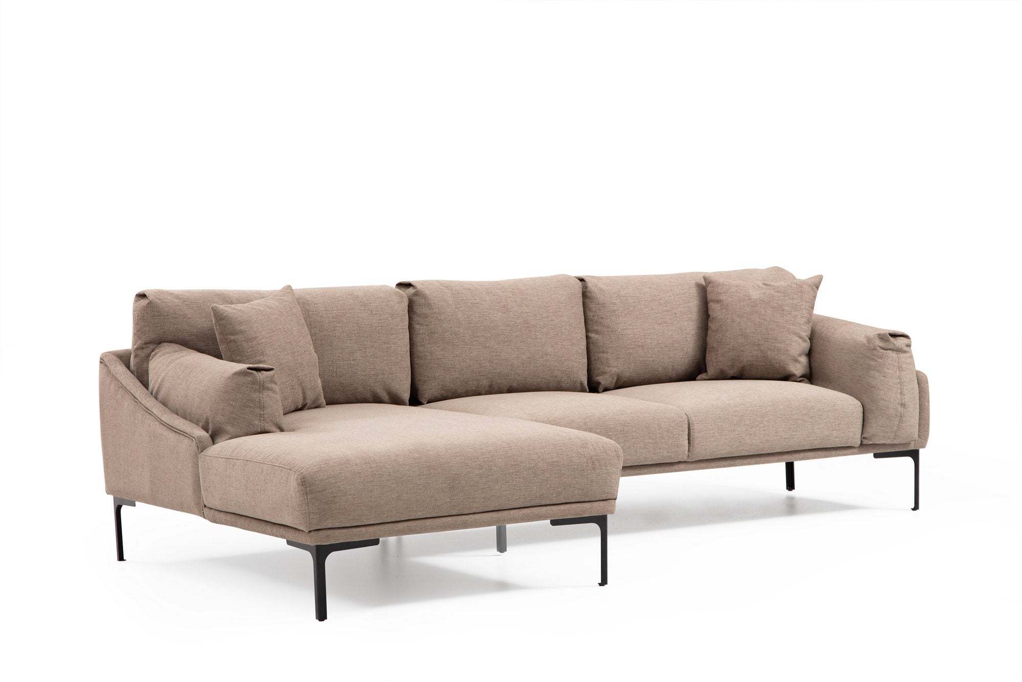 Sofá de canto elegante, cor mocha, 255 x 150 cm | Estrutura em madeira de faia e aglomerado, 100% poliéster, pernas em metal preto | Inclui 2 almofadas, perfeito para ambientes modernos